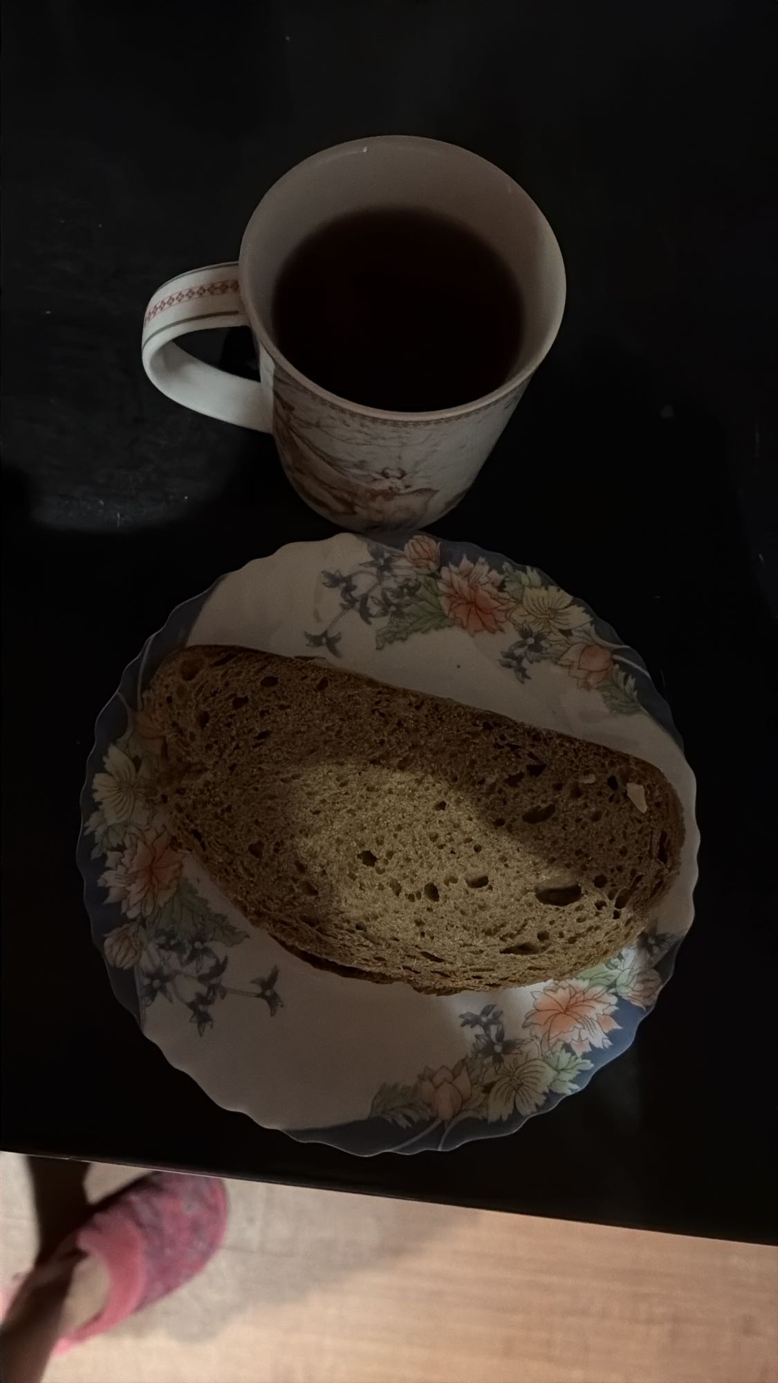 Sandwich din pâine neagră cu ton, ou fiert, ceapă roșie, roșie, iaurt grecesc și ceai