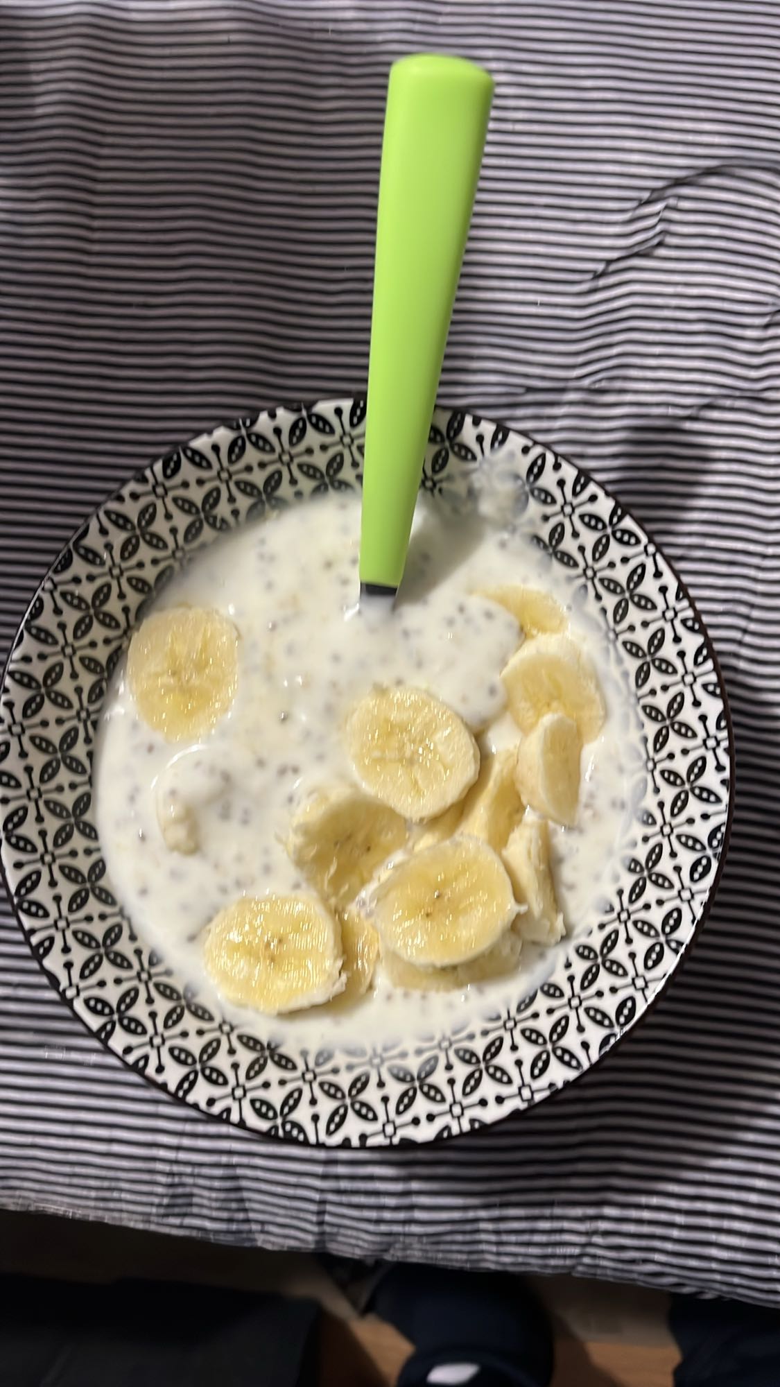 Кисело мляко с банан