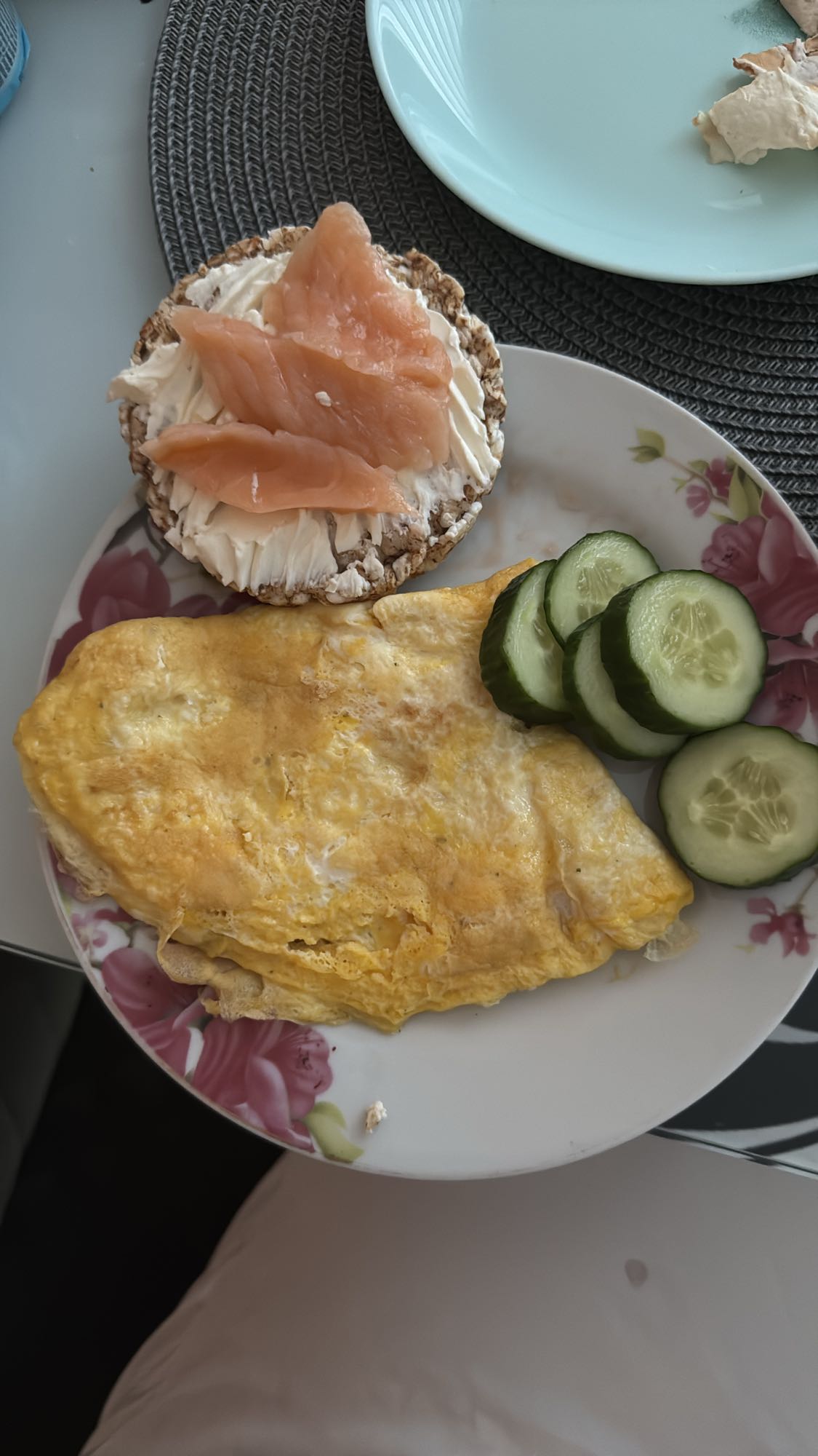 Омлет з лососем та огірком