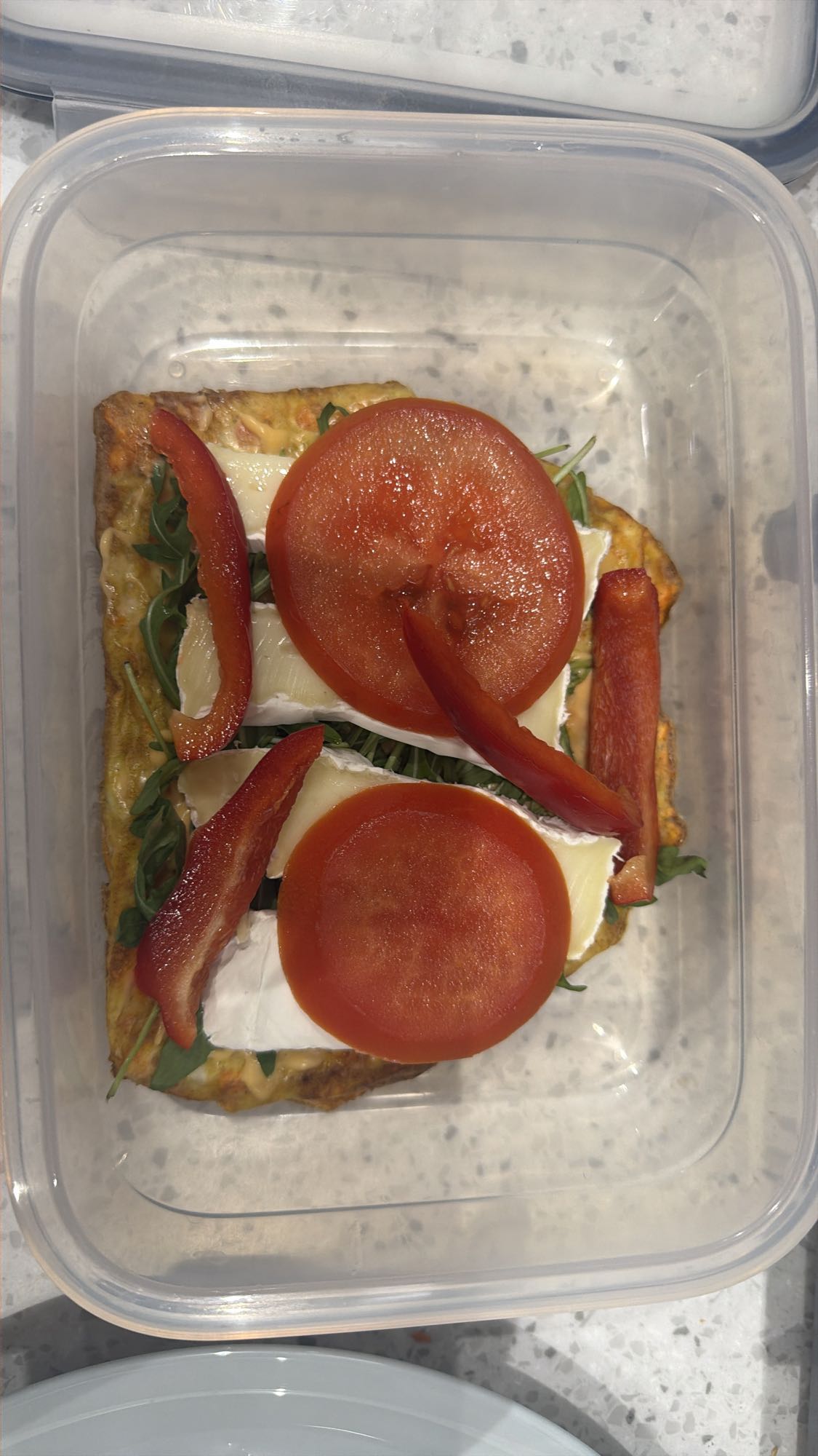 kanapka z warzywami i serem