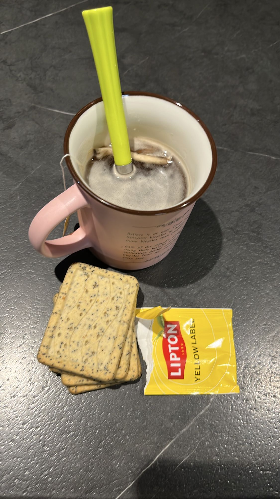 Thé noir et biscuits graines