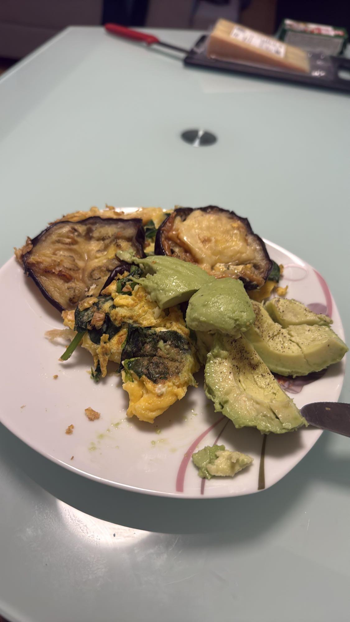 Omelet met aubergine en avocado