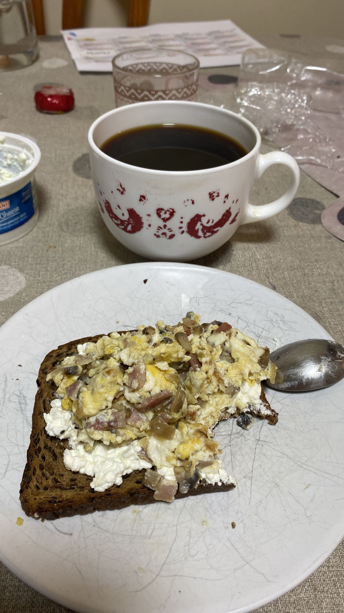 Tostada con huevo y café