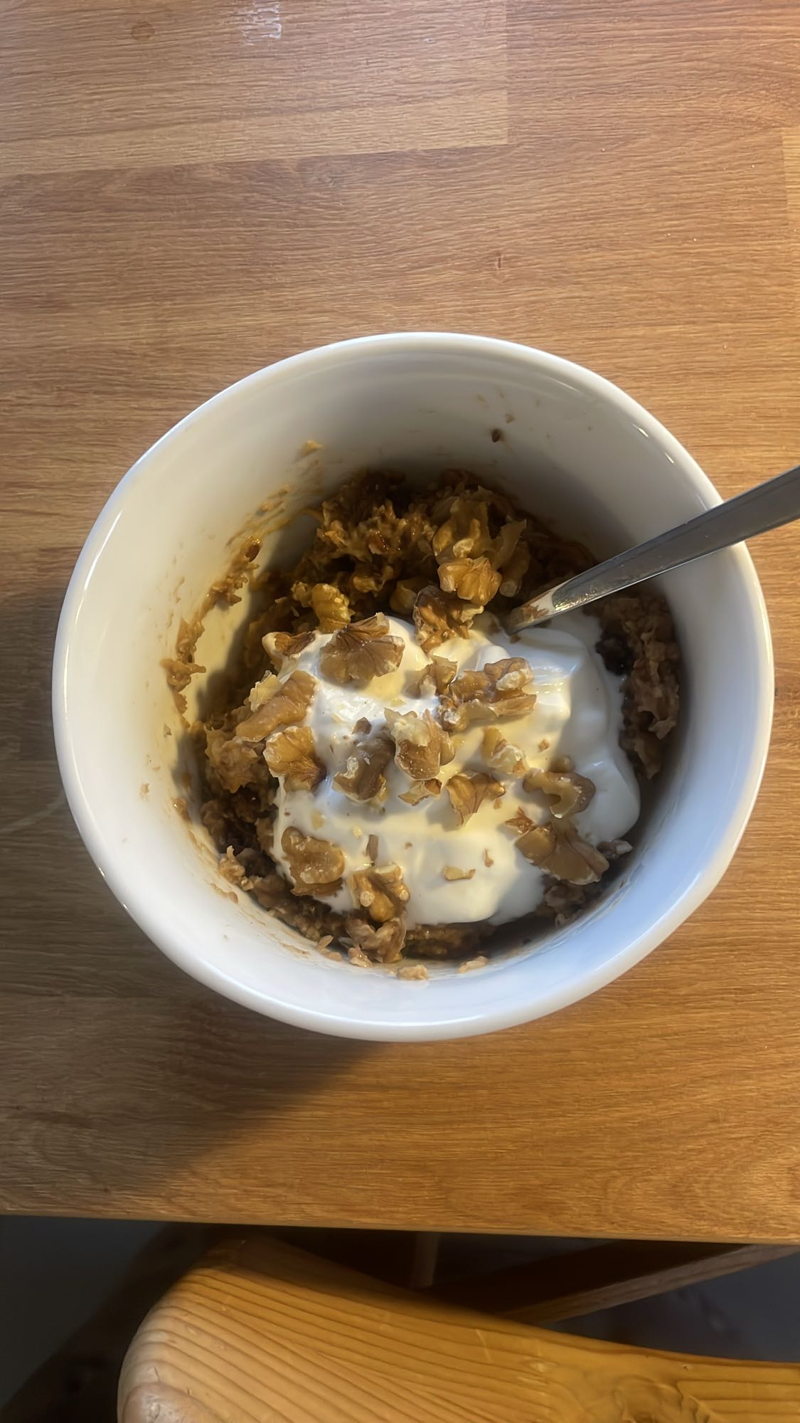 Owsianka z jogurtem i orzechami