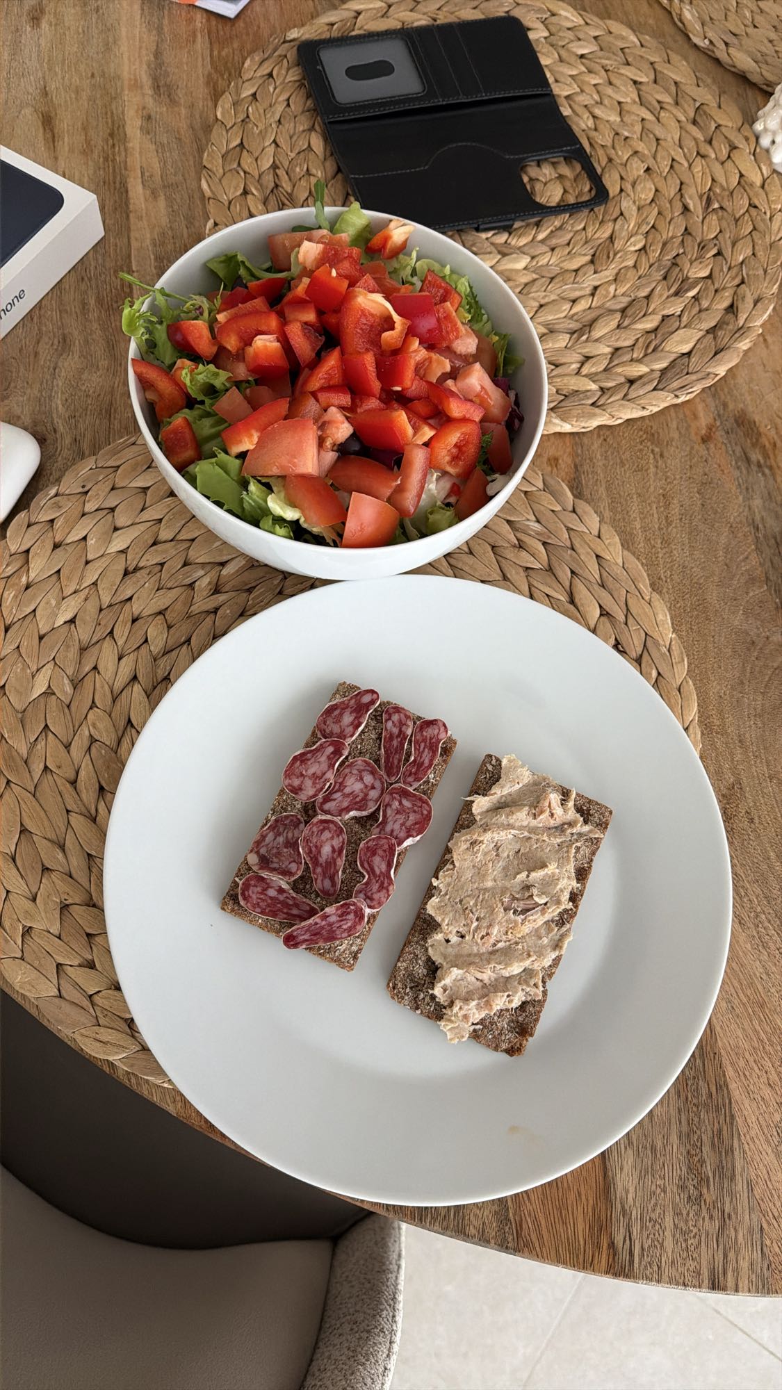 Sałatka i kanapki chrupkie