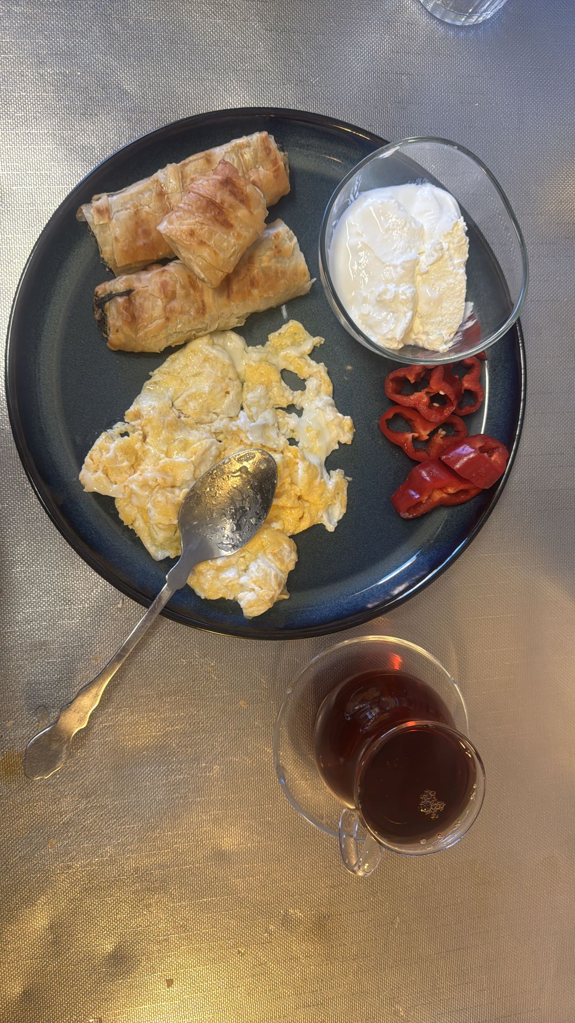 Frukosttallrik med ägg & te