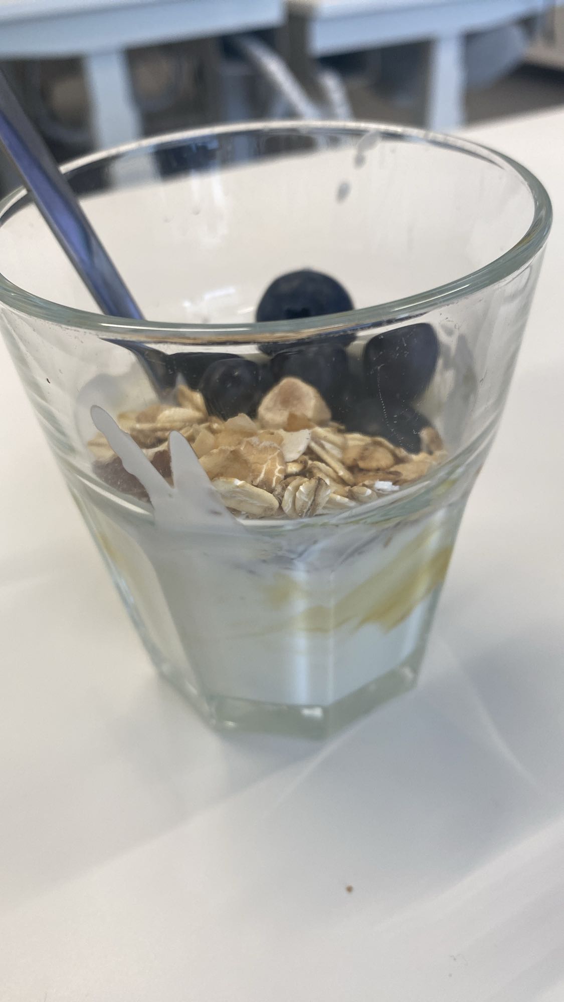 Skyr 0.2% med honning blåbær og lidt musli