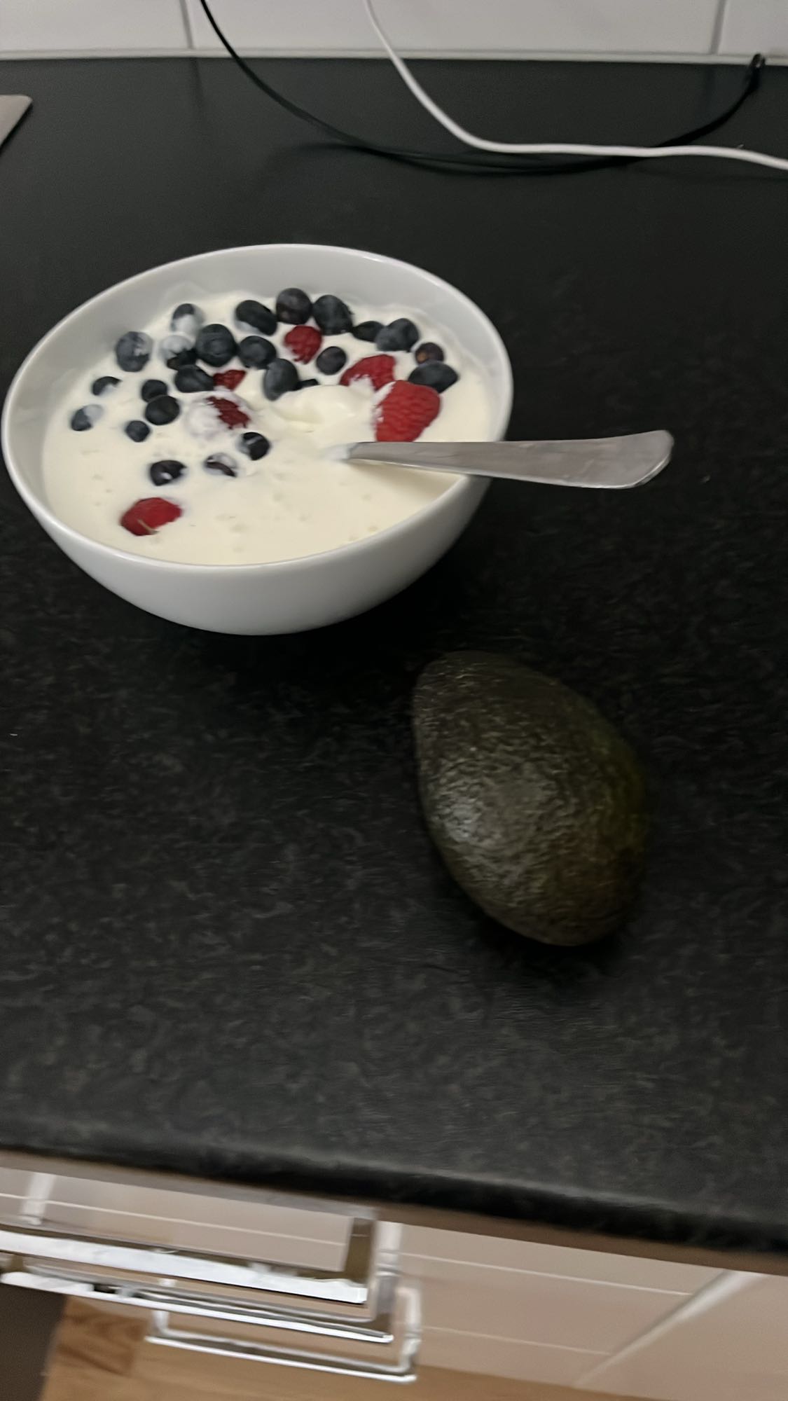 Yoghurt med bär & avokado