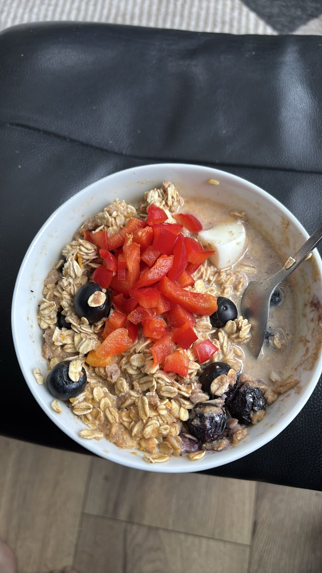 Havregrøt med bær, paprika, knekkebrød og chilisaus