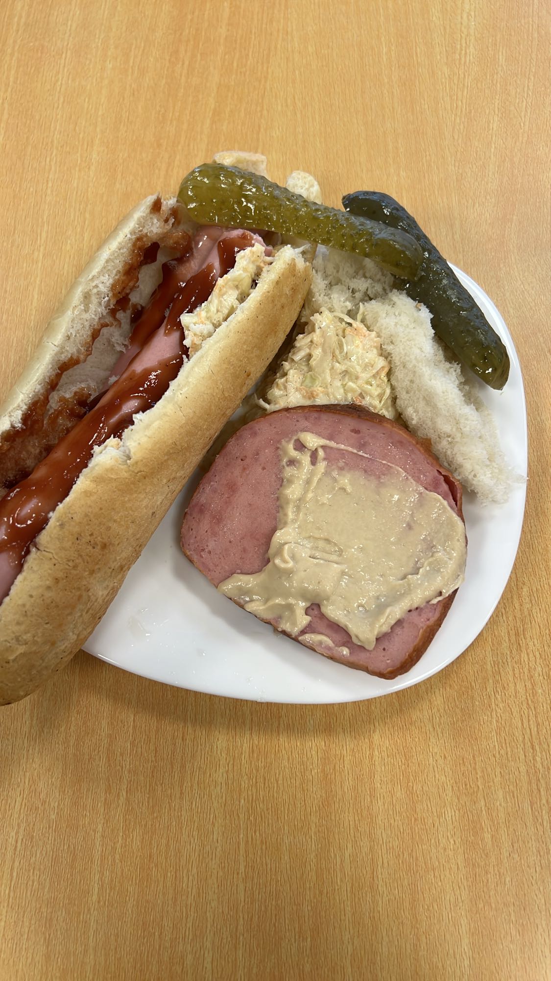 Sandviș cu crenvurști și salată