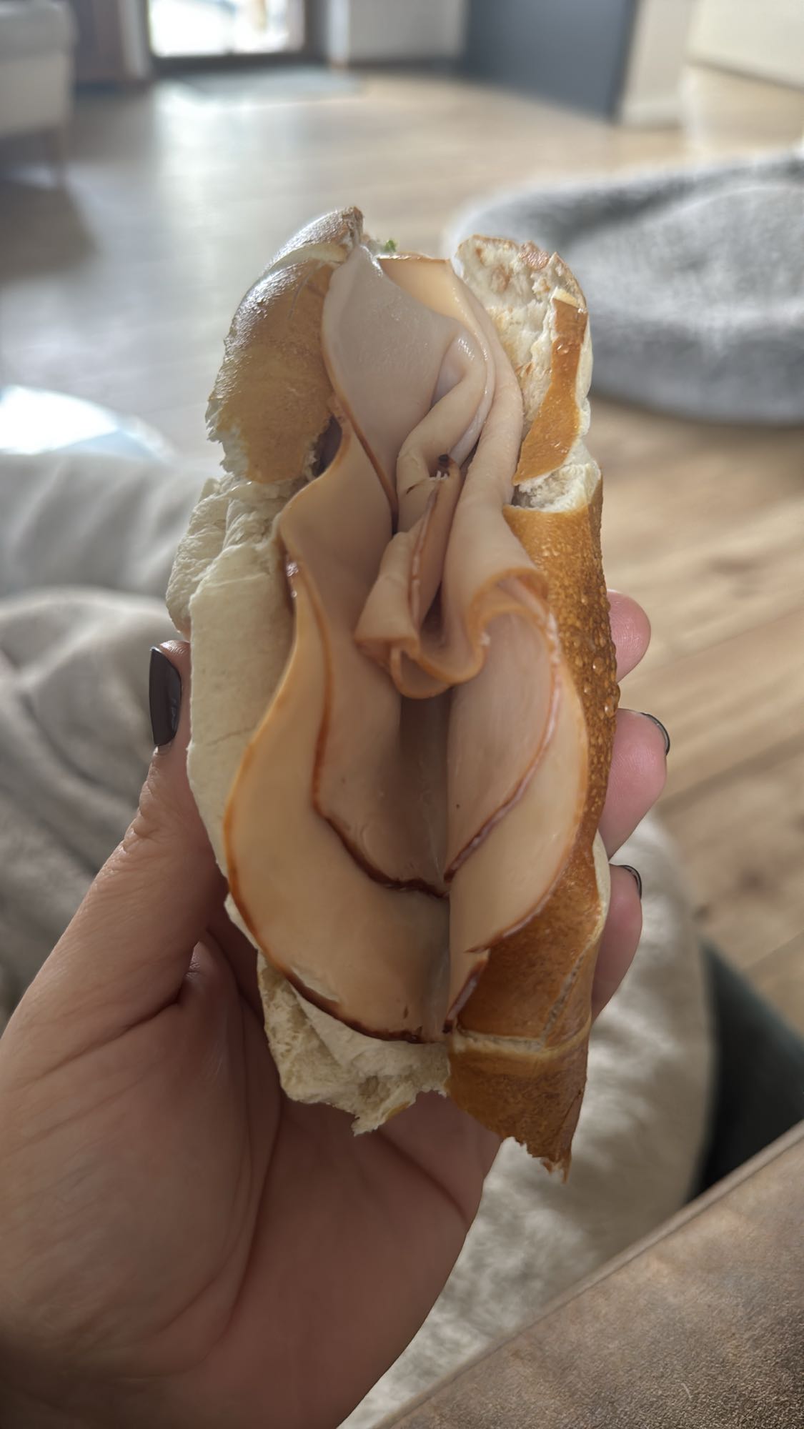 Kleine Laugenstange mit Avocado, Zwiebel und Putenbrust