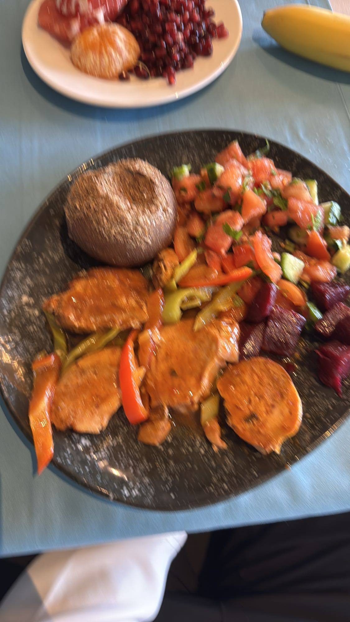 Курица с овощами и салатом