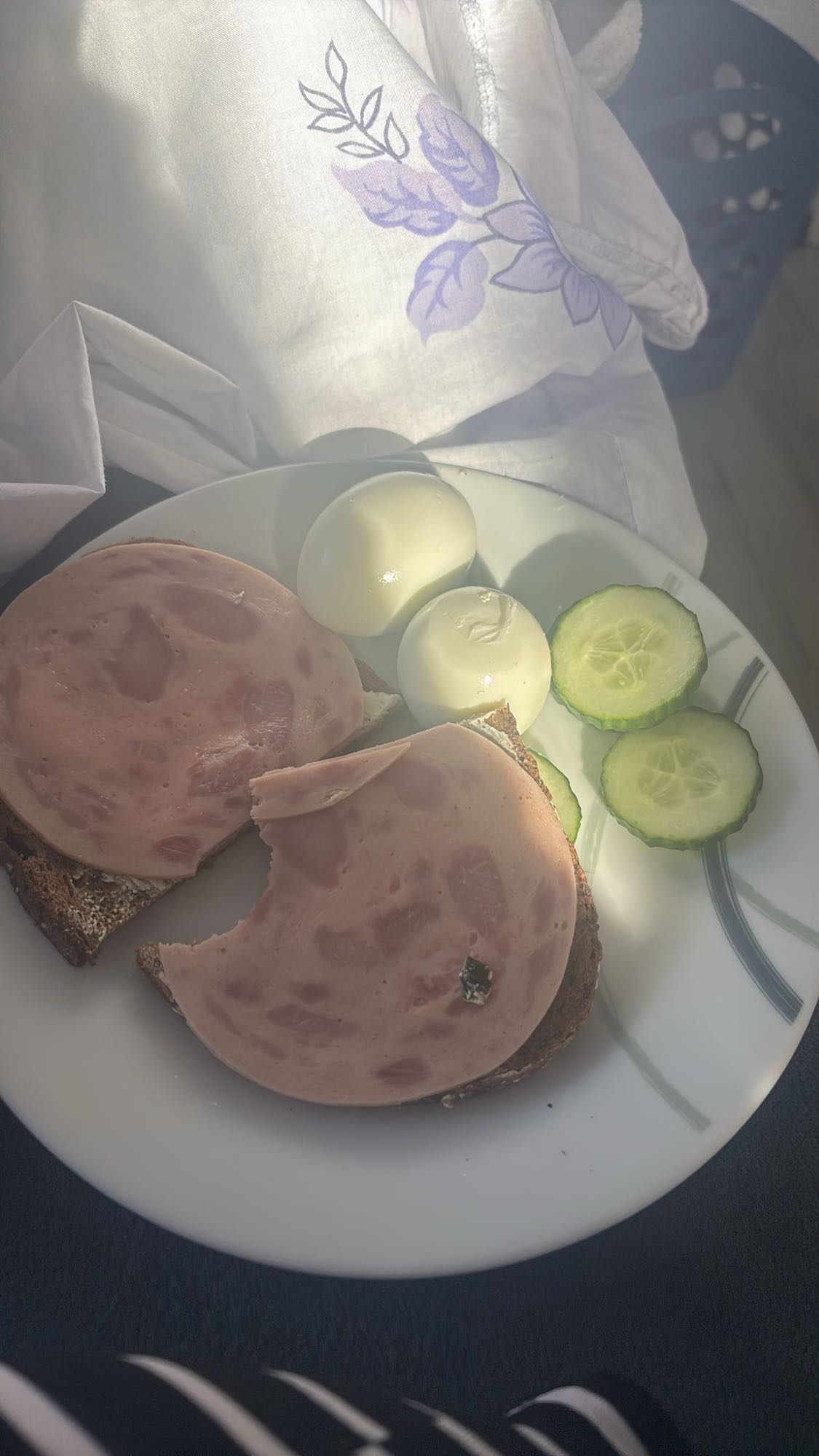 Broodje met worst en ei