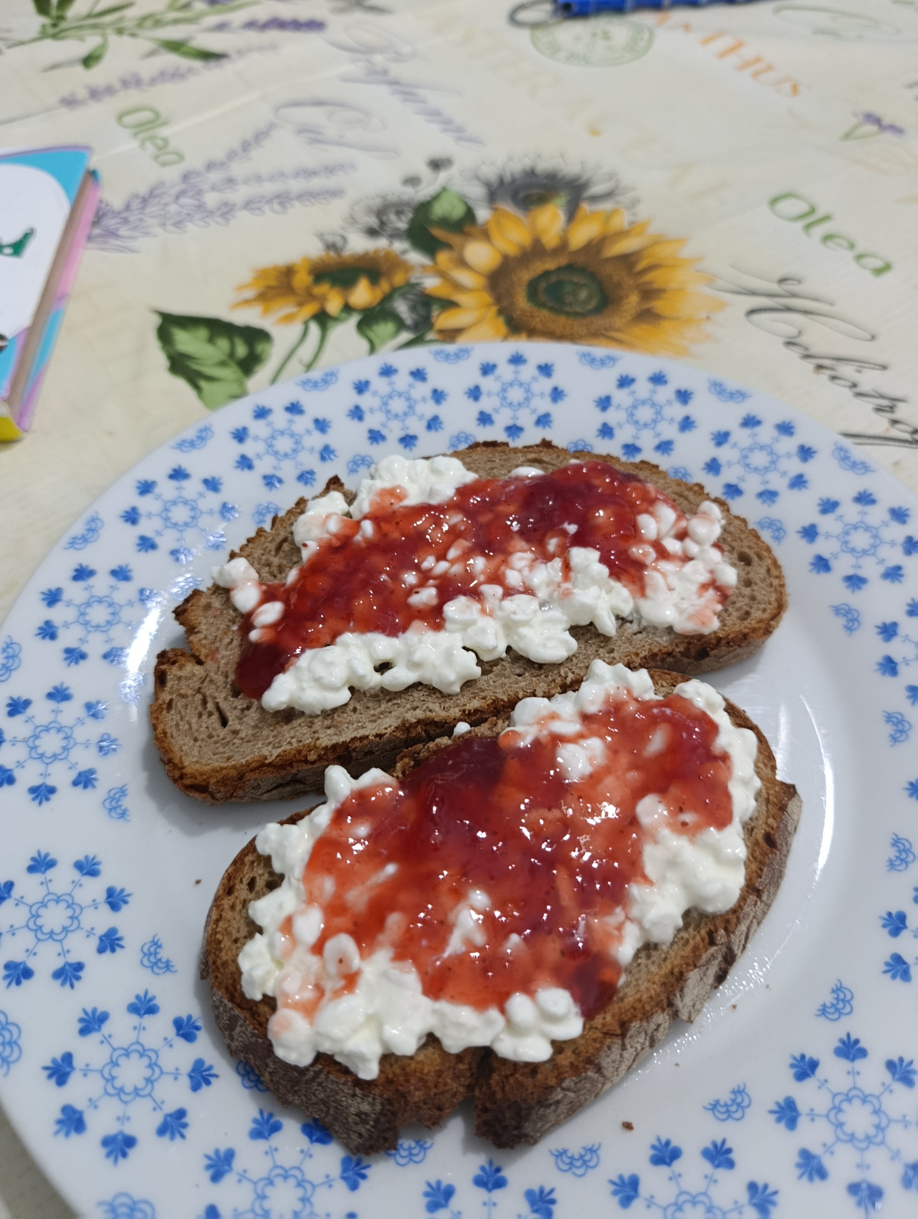 Pan con requesón y mermelada