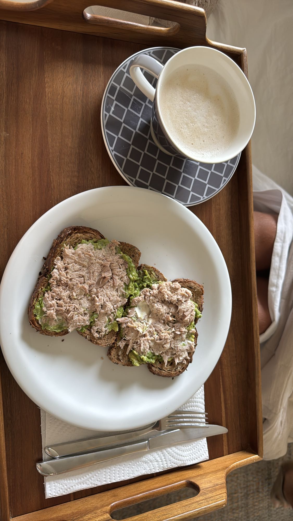 Tostadas de atún y café