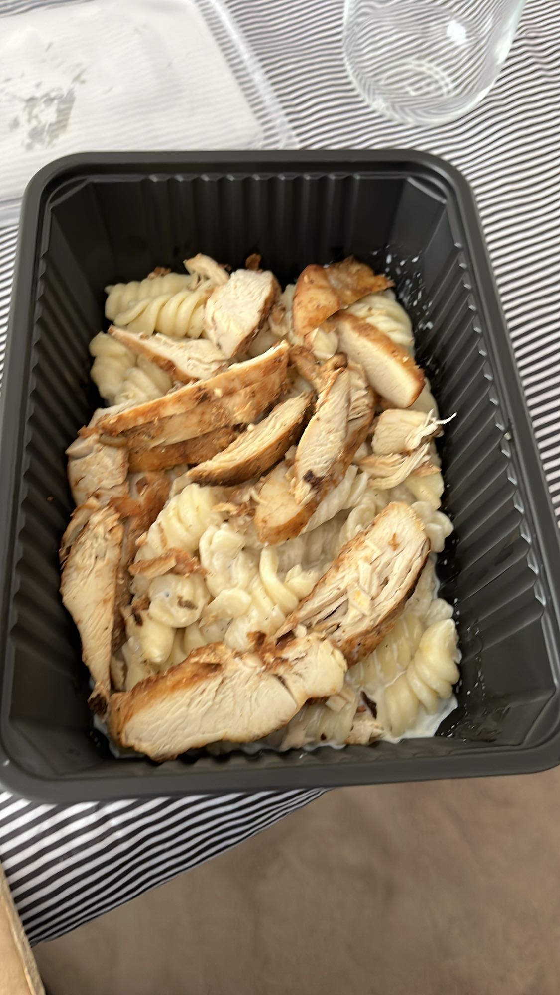 Паста с пиле и сметанов сос