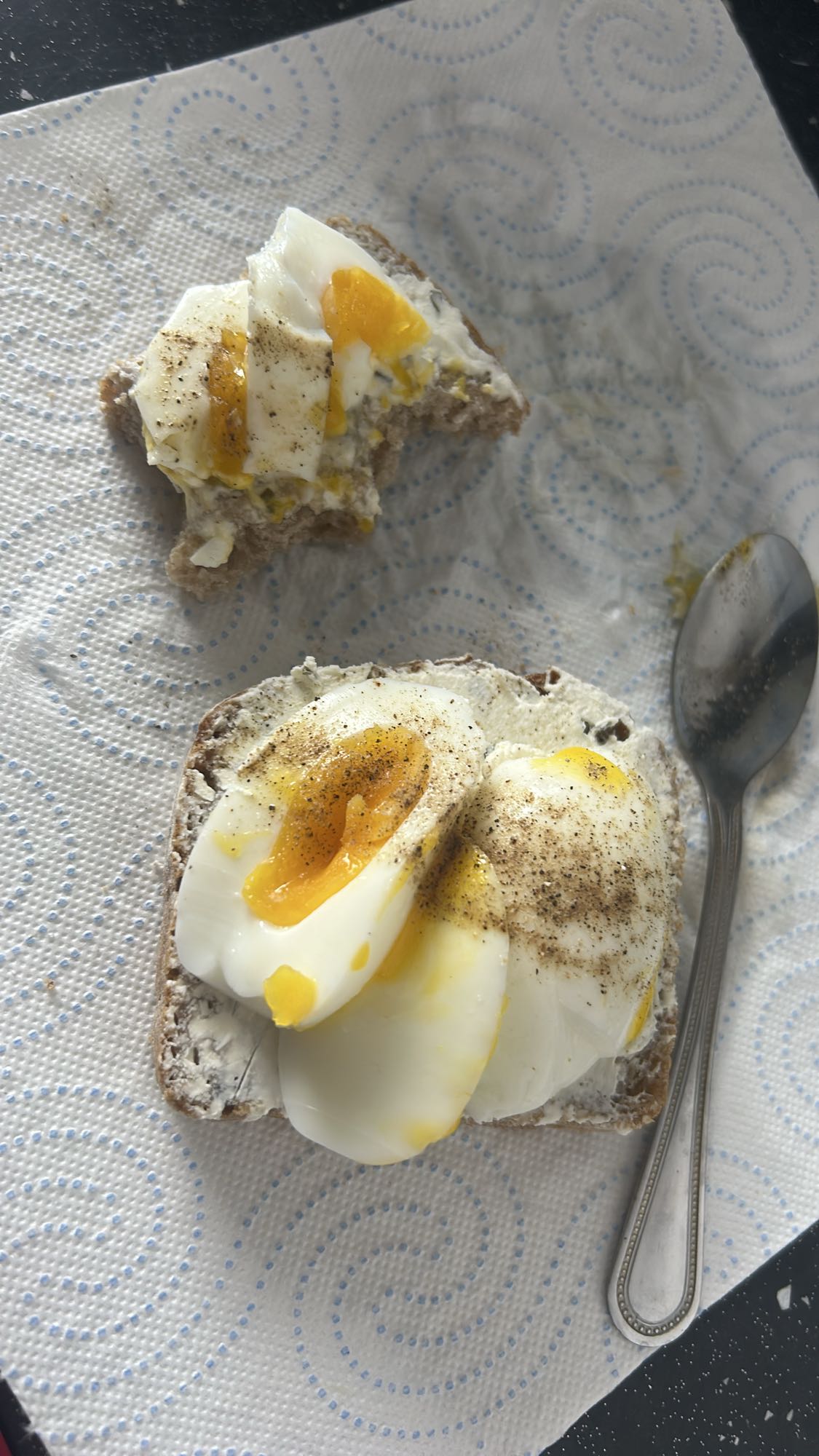 Kanapka z jajkiem i twarogiem