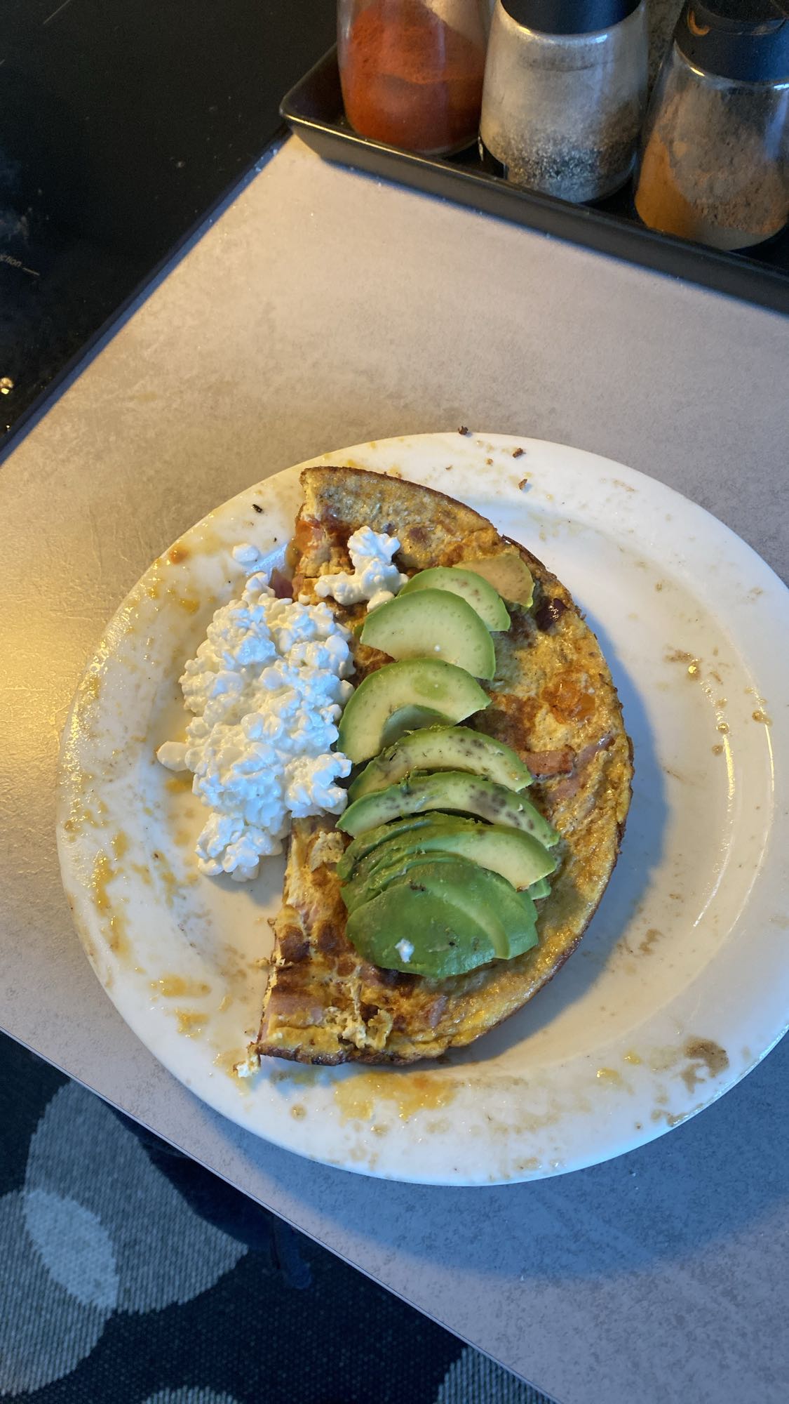 Omelett med avokado, tomater och rödlök