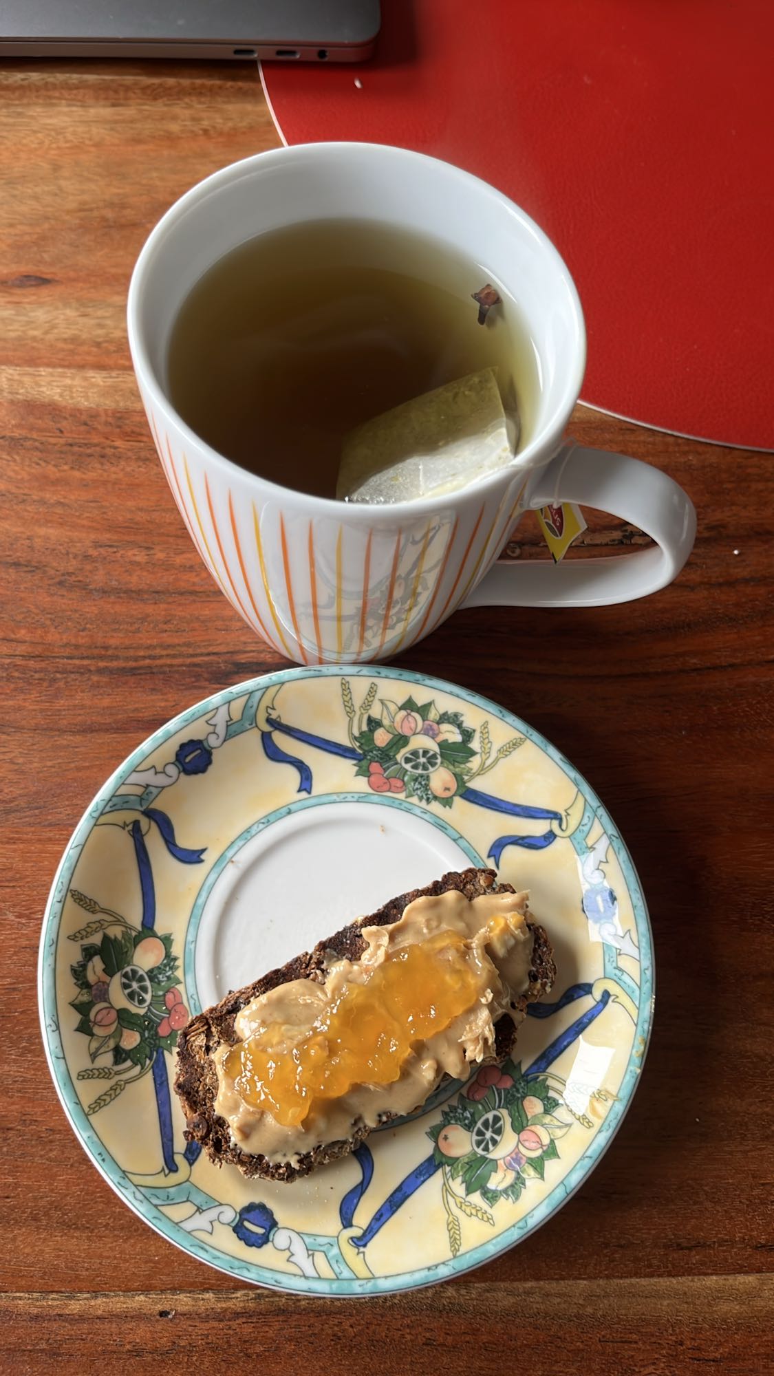 Roggebrood met pindakaas en thee