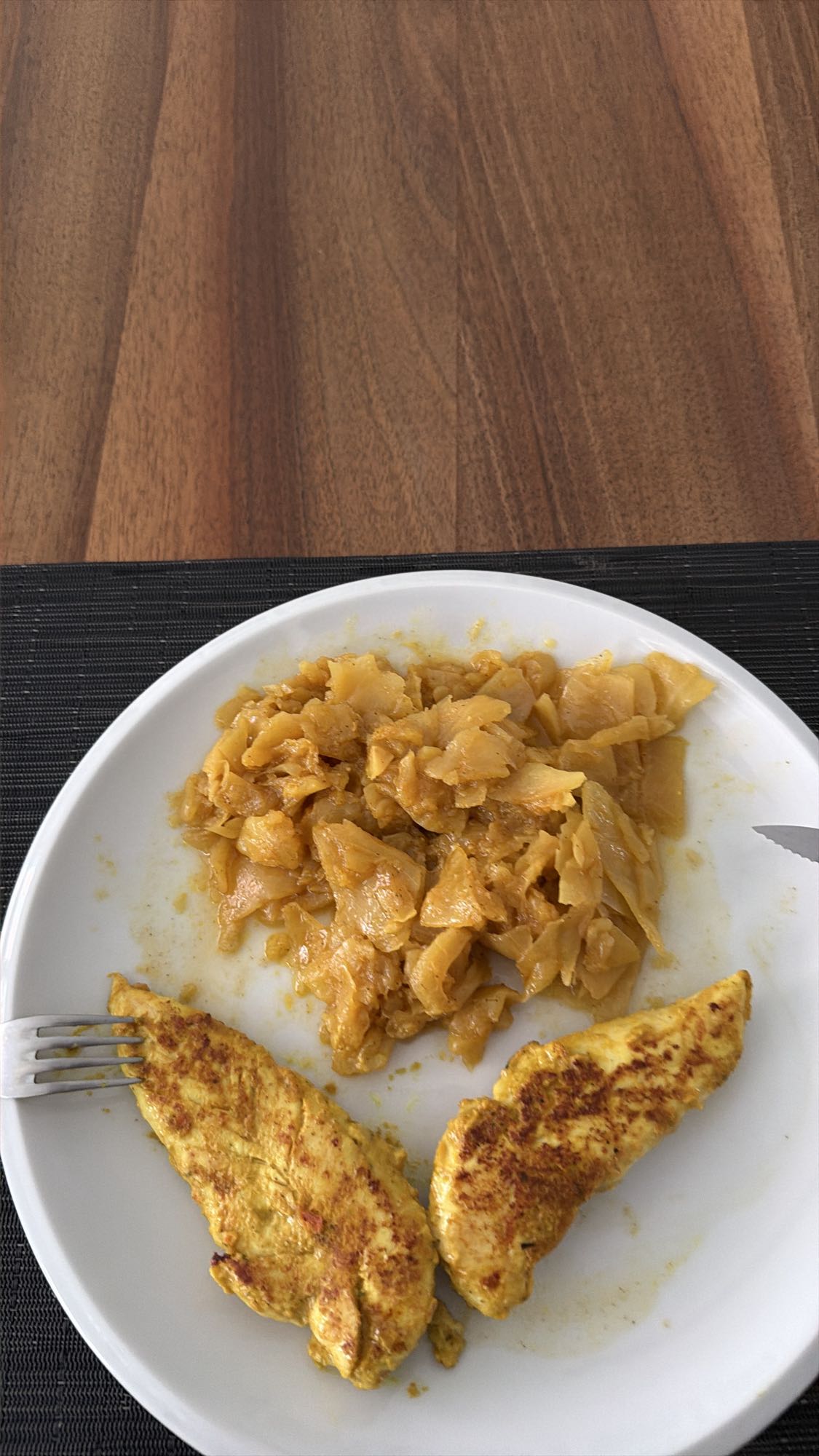 Kurkuma kip met gestoofde kool