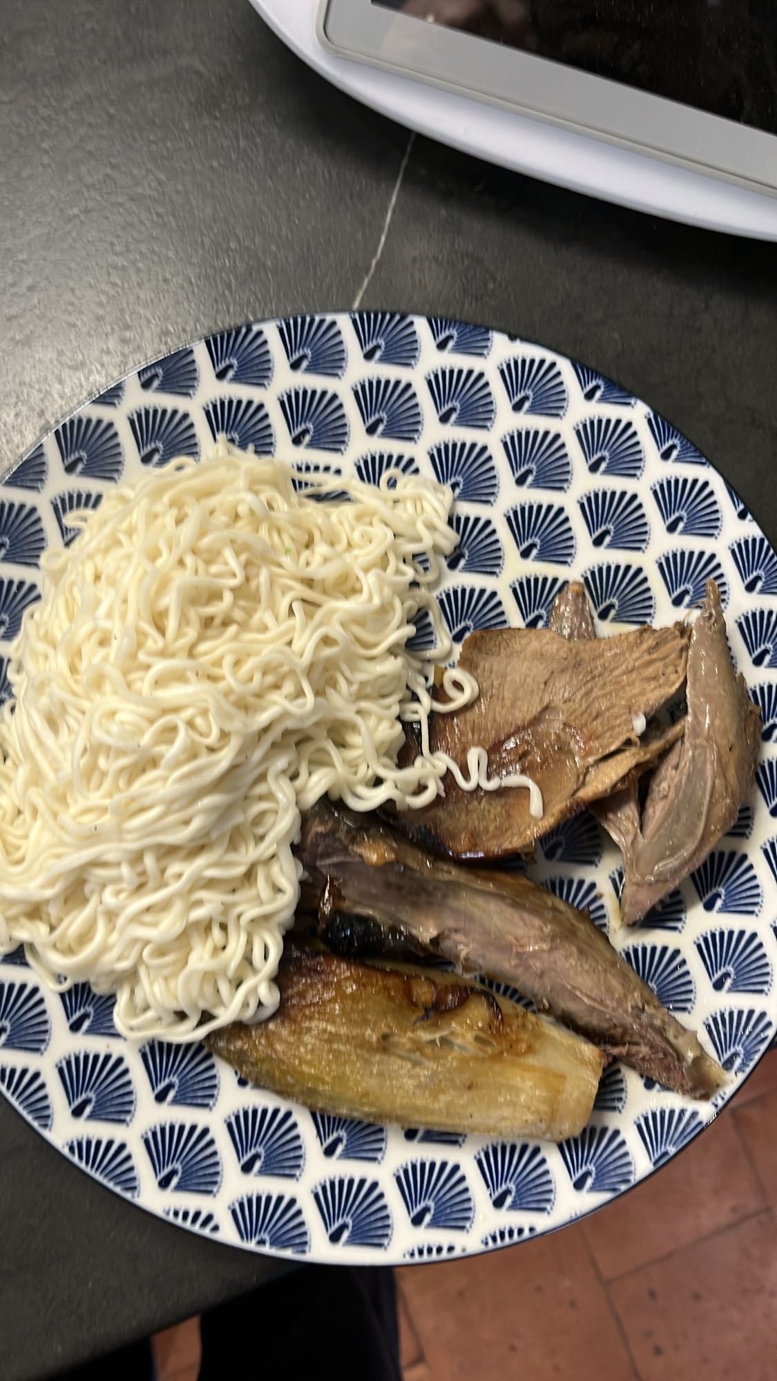 Nouilles, viande et endive