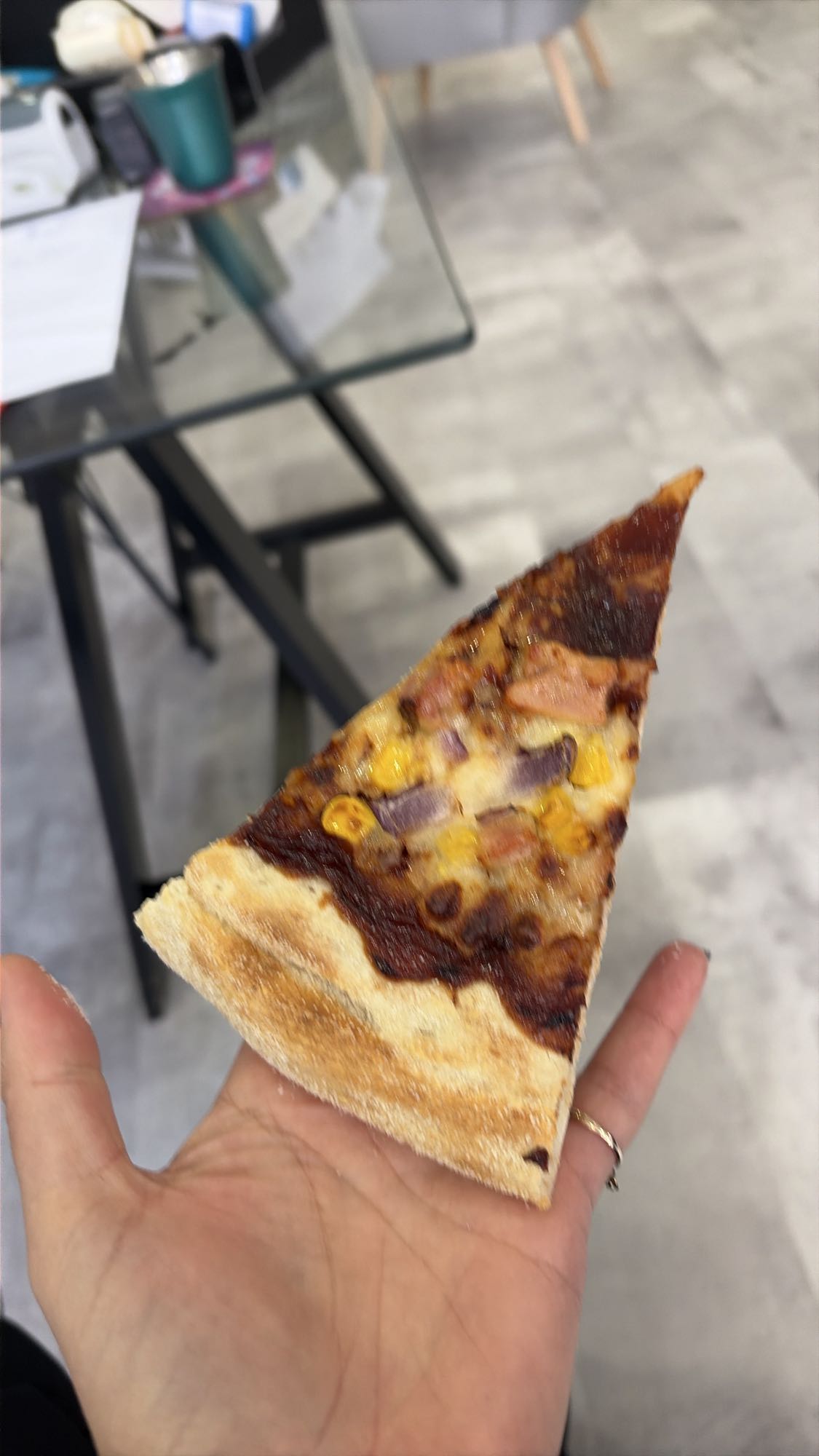 kawałek pizzy z warzywami