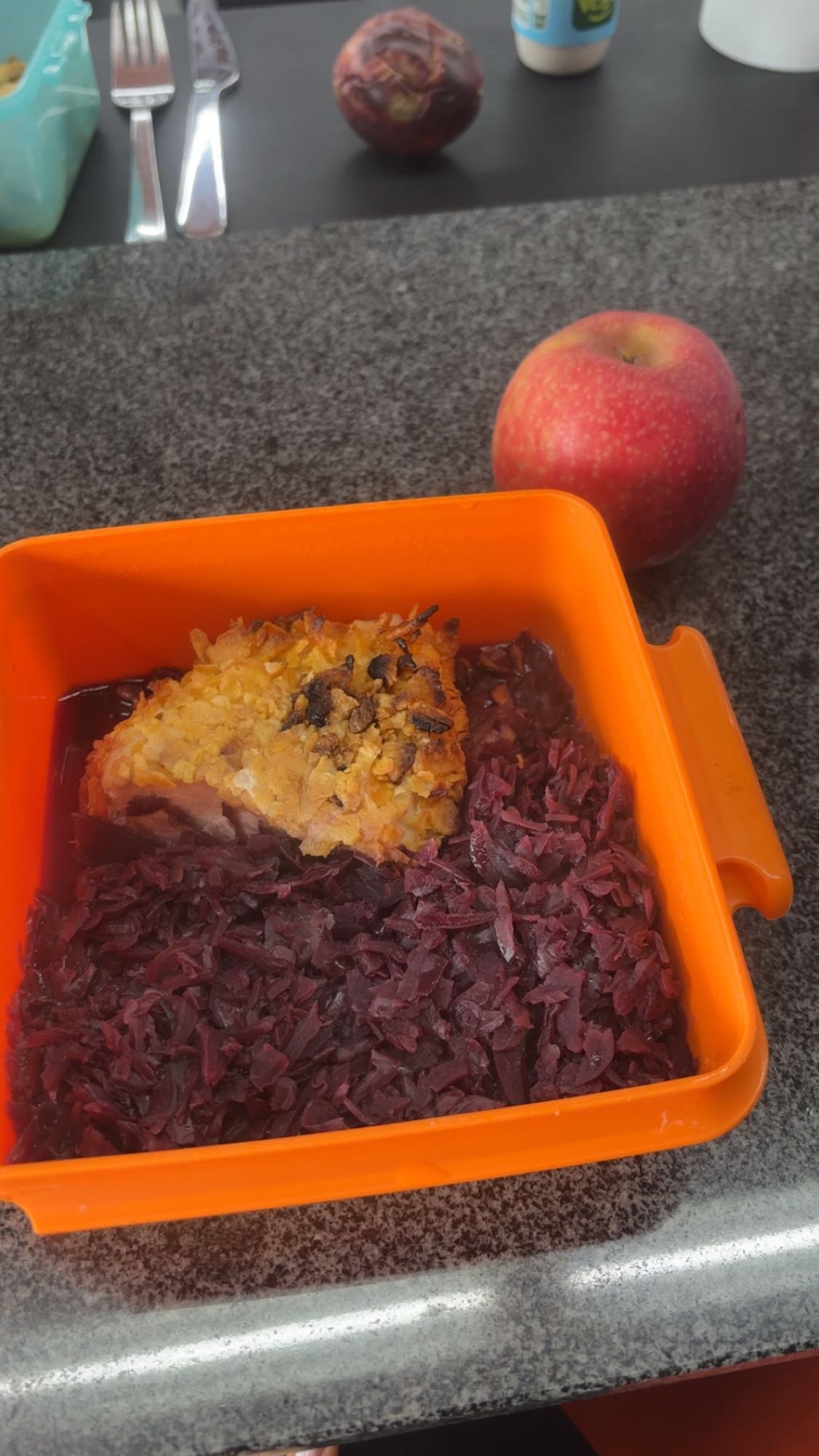 Poulet fais maison, chou rouge, pomme