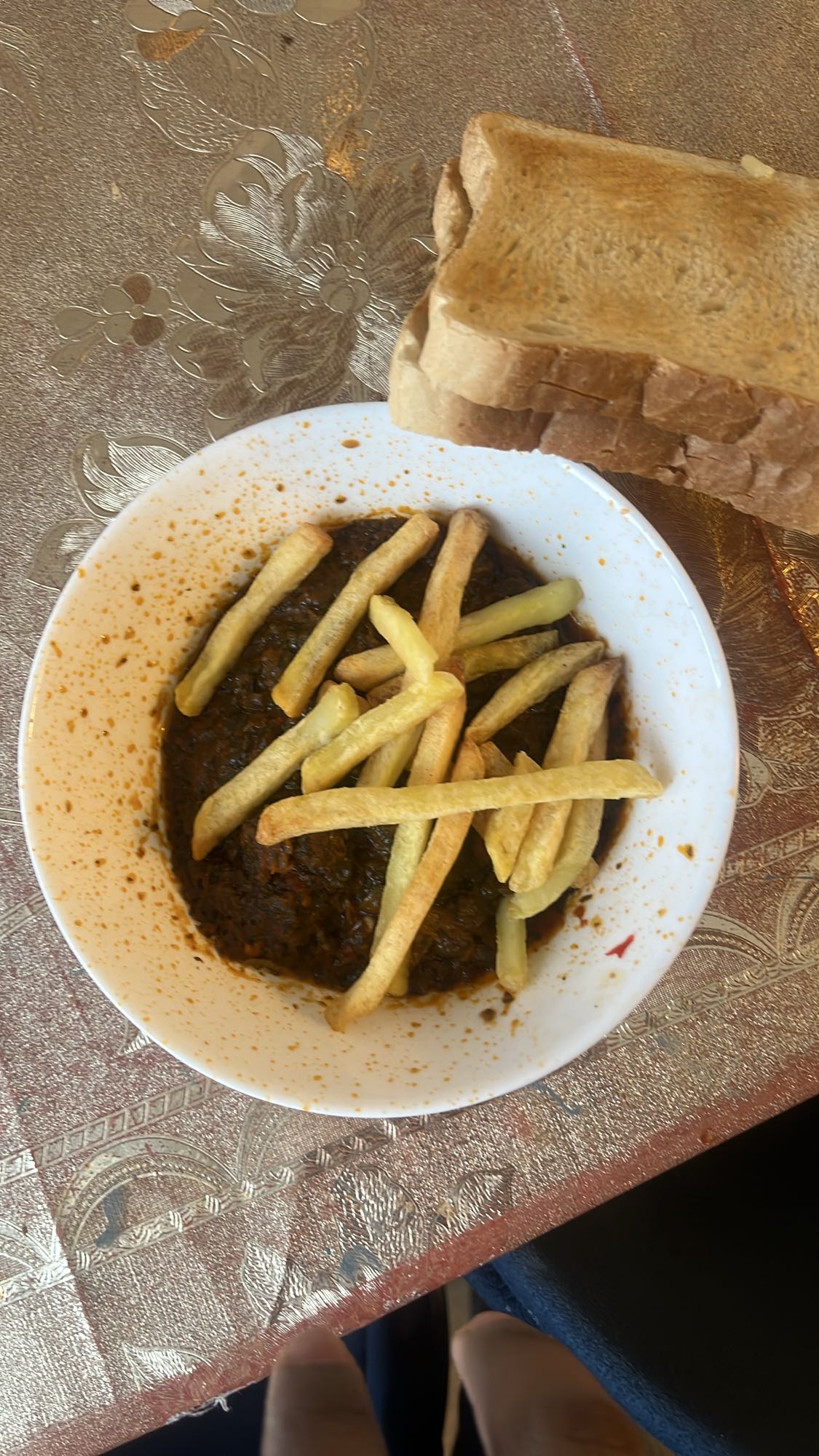 Spinach stew with fries & toast