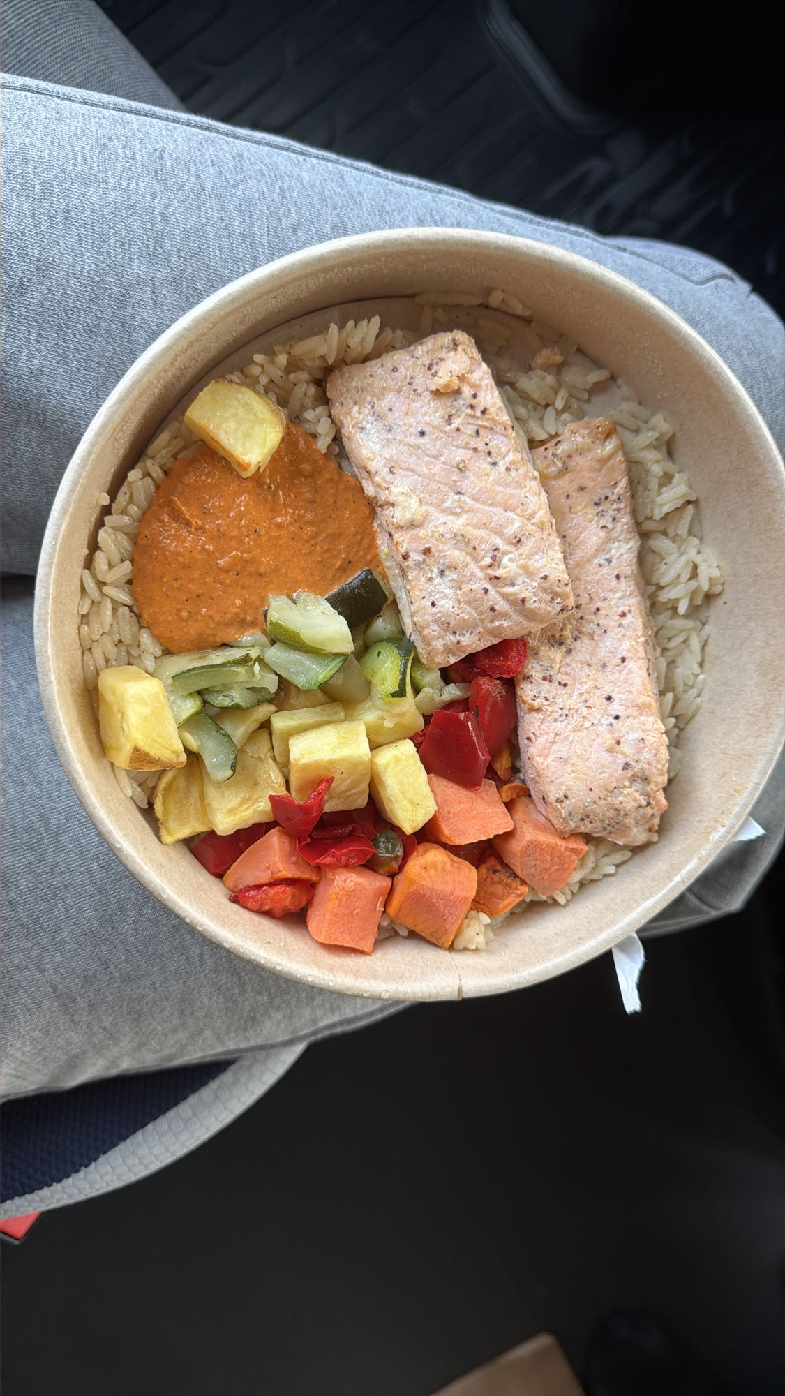 Bol cu somon și legume