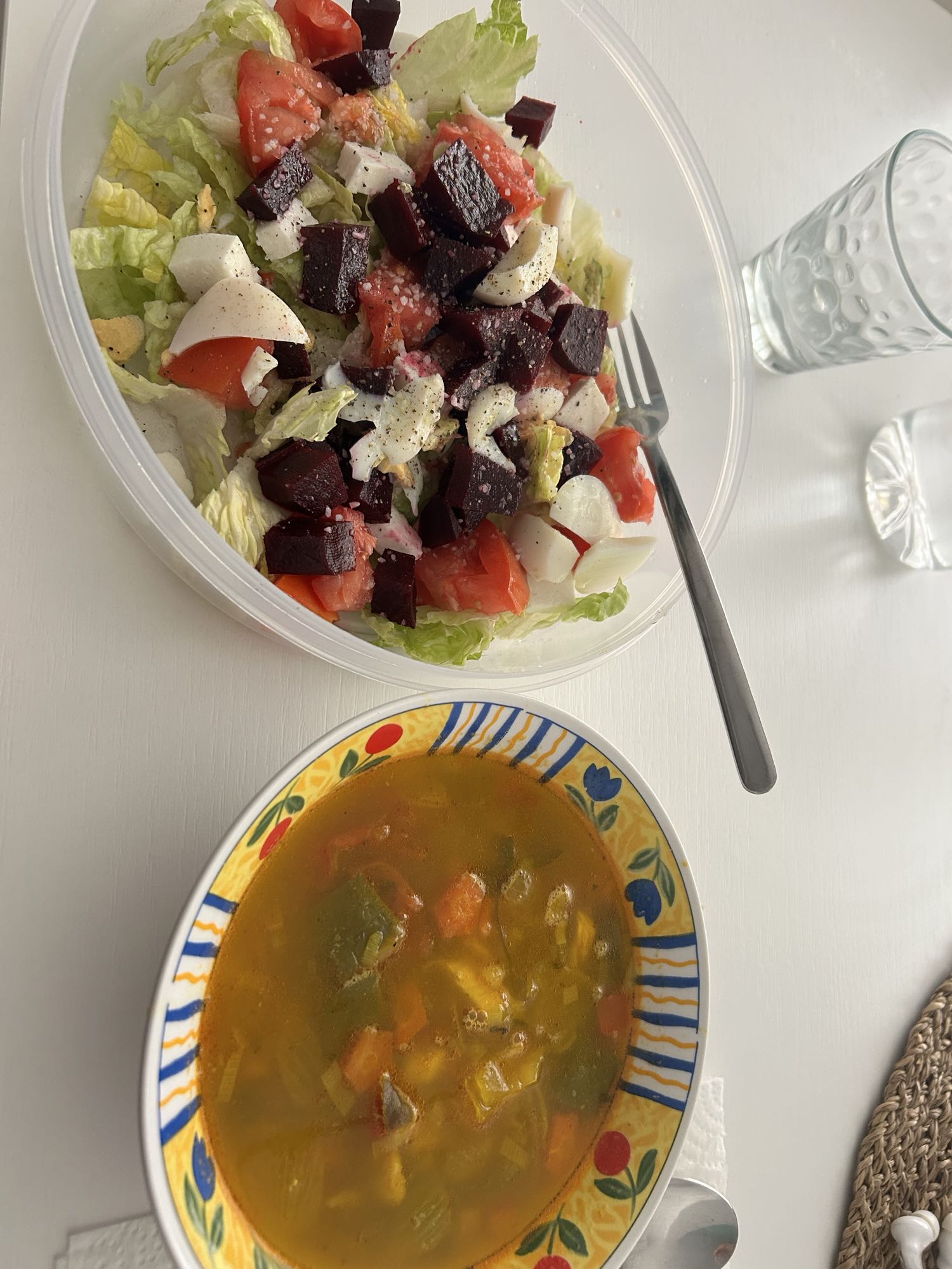 Ensalada y sopa vegetal