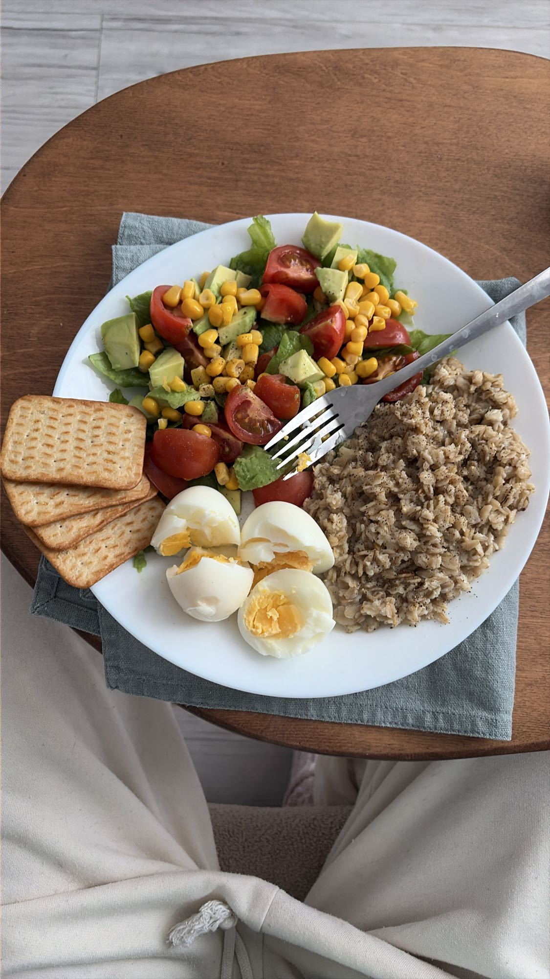 Завтрак с овсянкой и яйцами