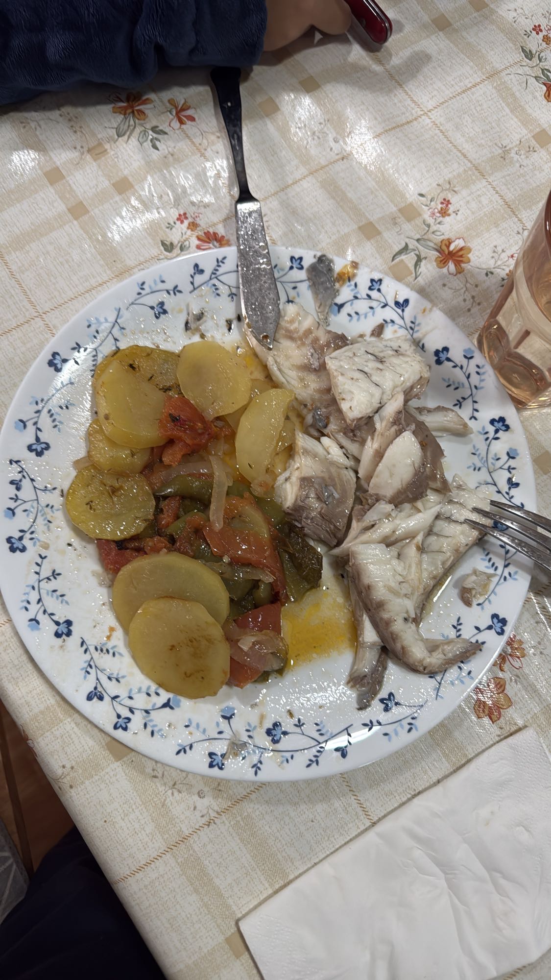 Pescado con verduras y patatas