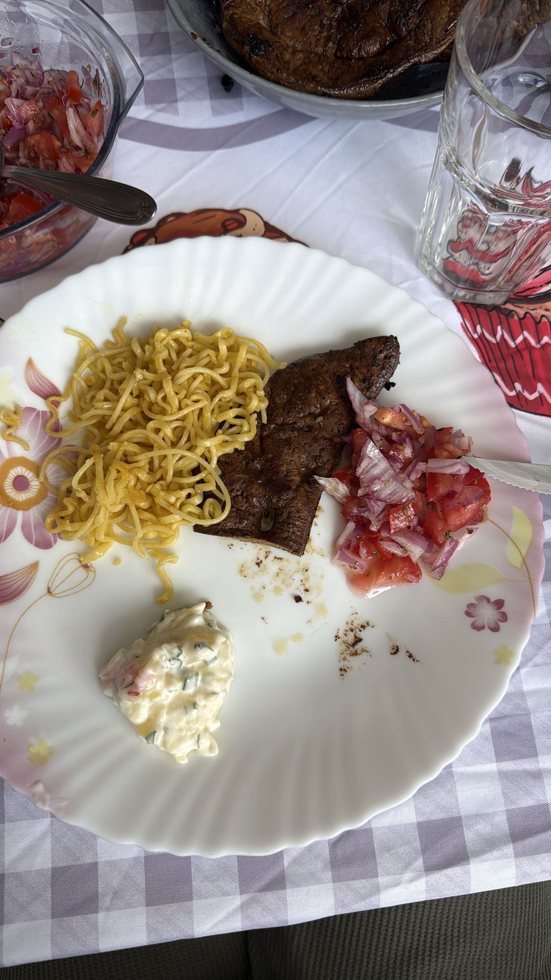Macarrão, bife e salada
