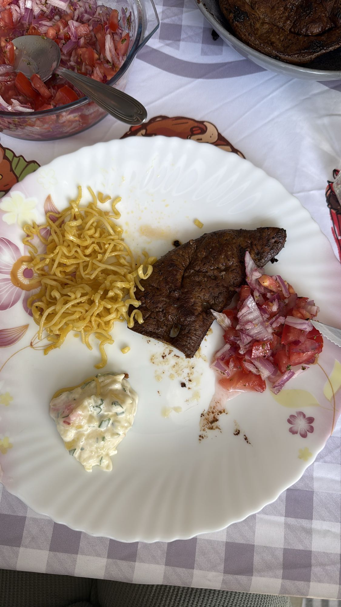 Carne com macarrão e salada