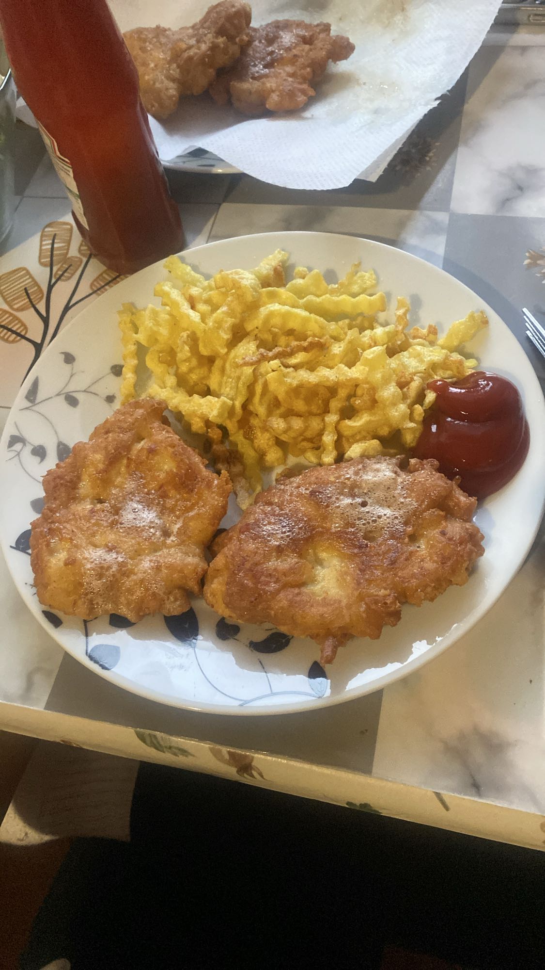 Smażony kurczak z frytkami