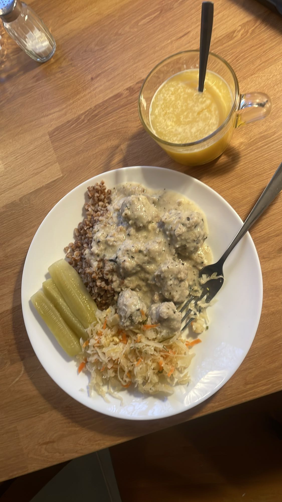 Pulpety z kaszą i surówką