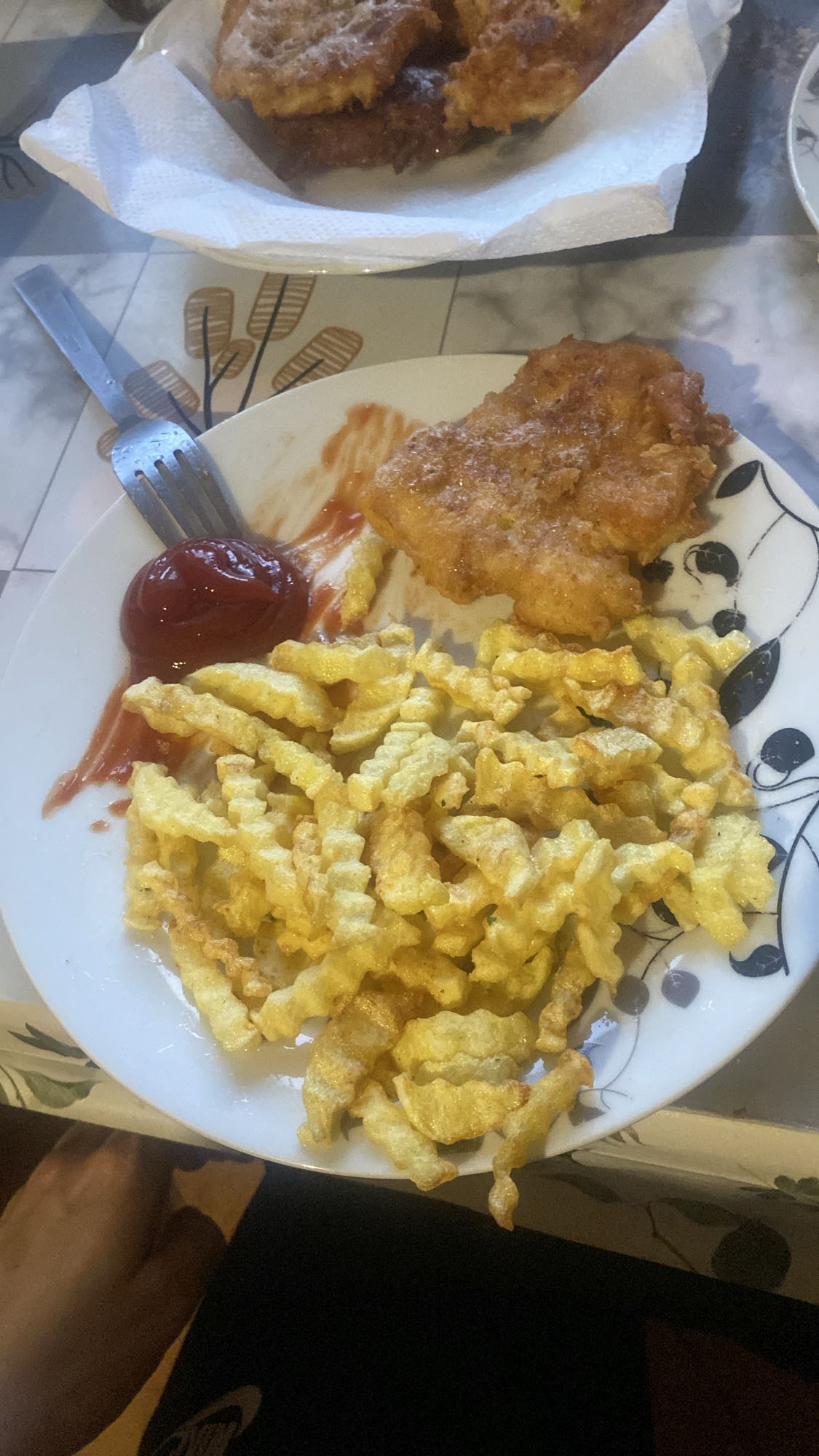 Schabowy z frytkami i ketchupem