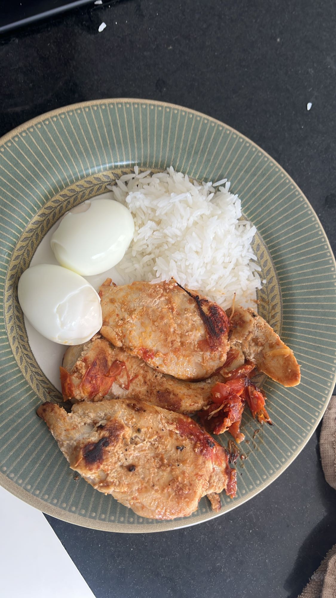Frango, arroz e ovos cozidos