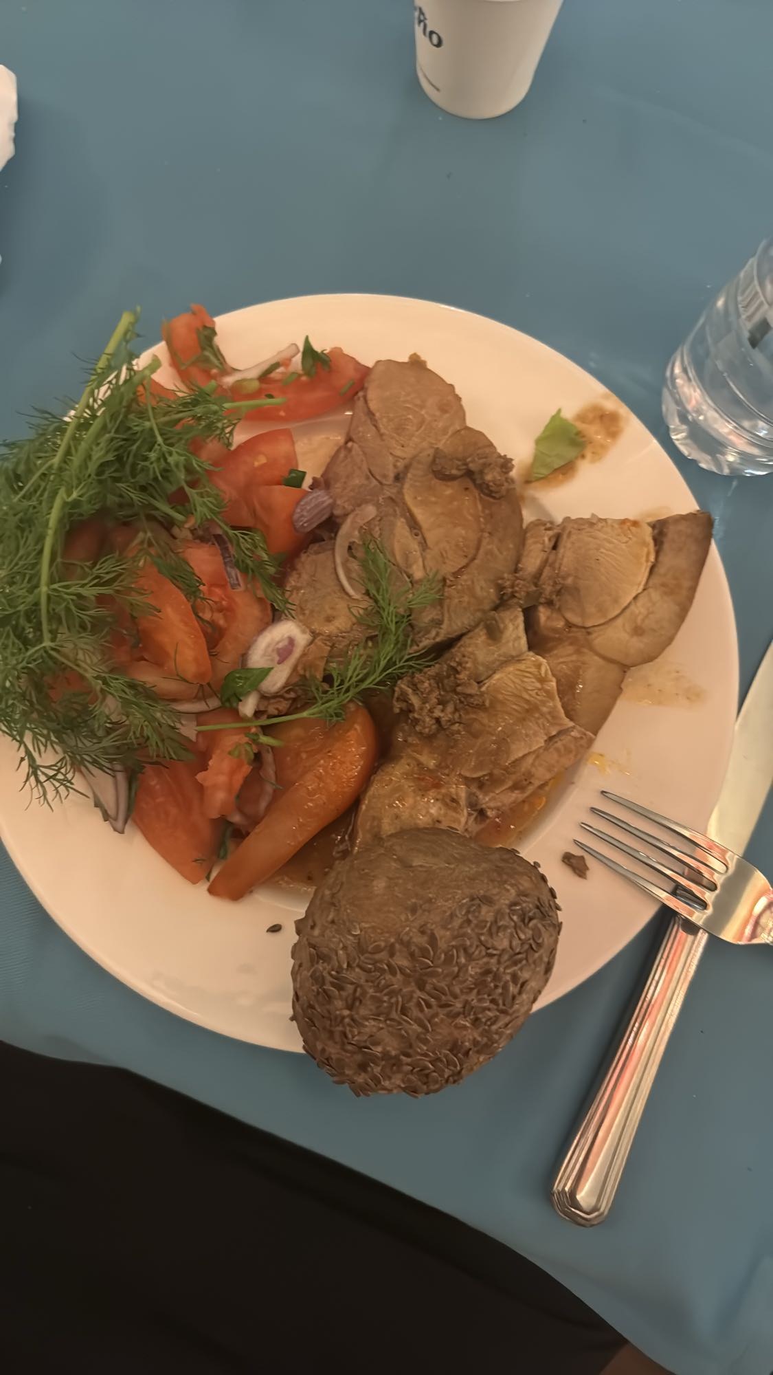 говядина с салатом и хлебом