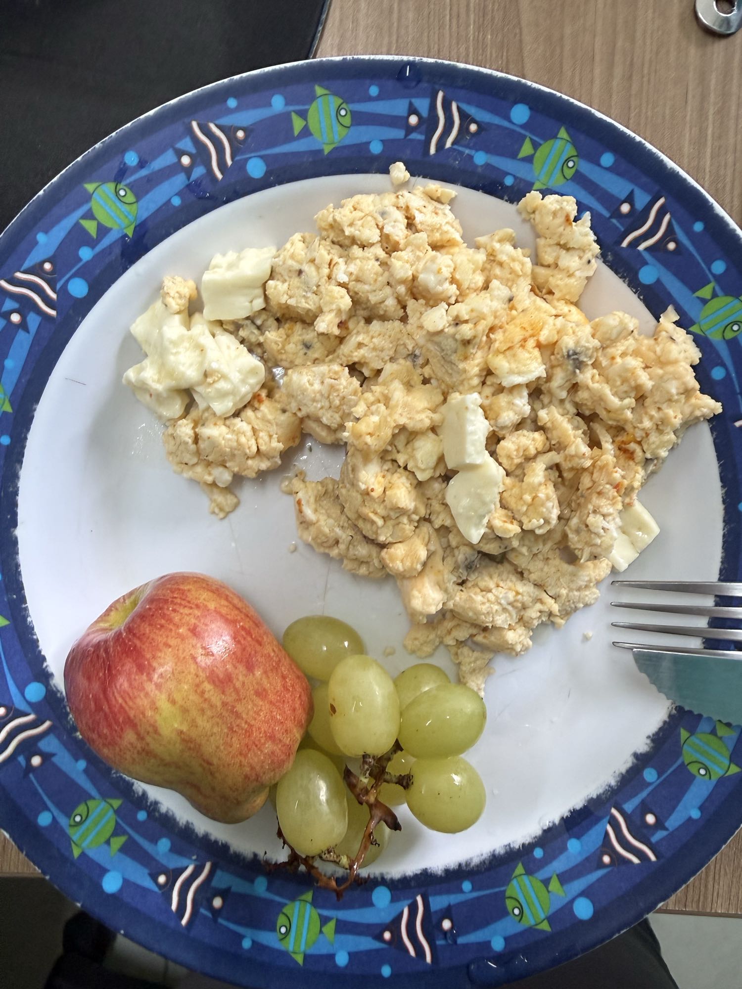 Ovos mexidos com frutas