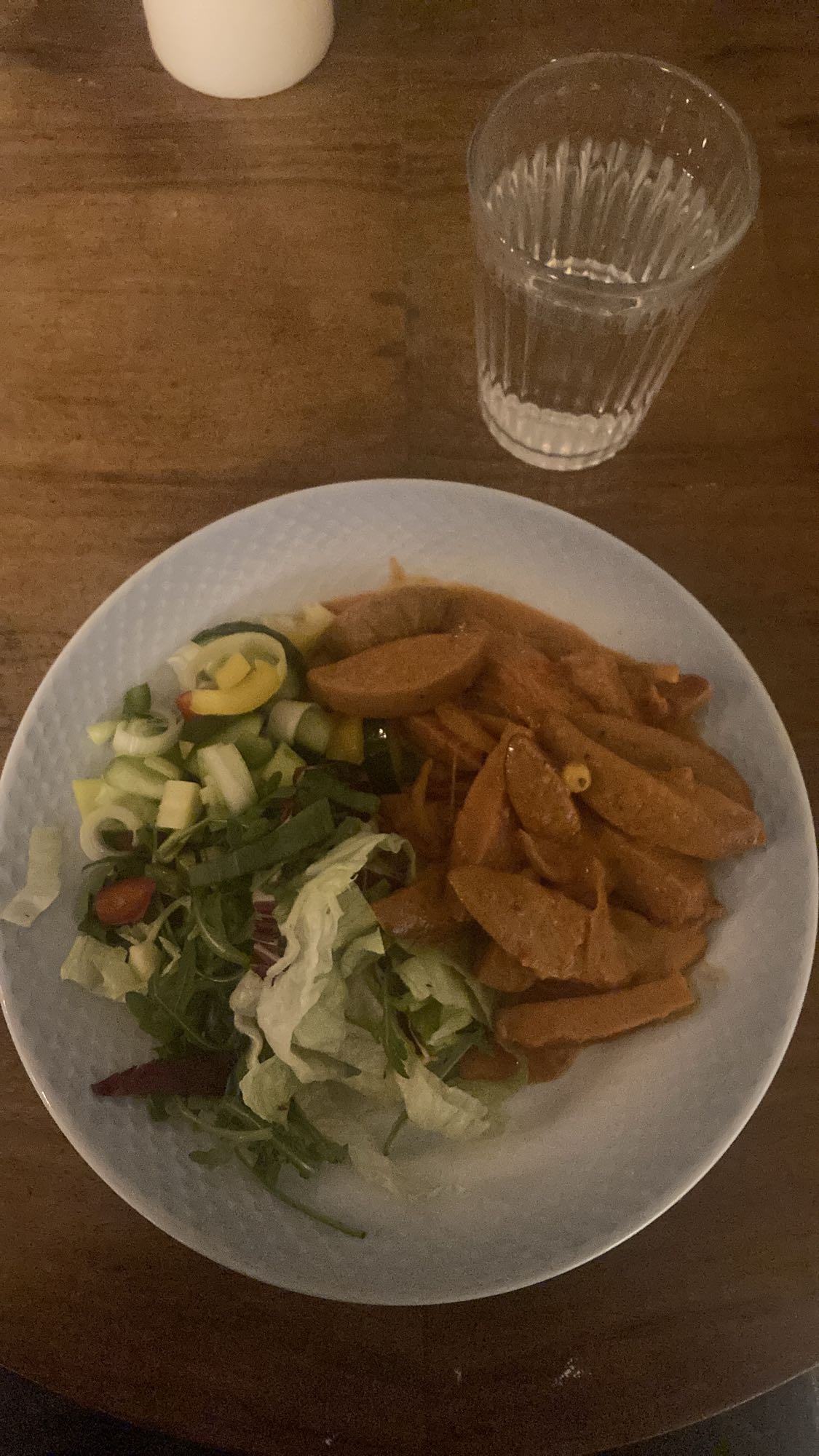 Korvgryta med sallad