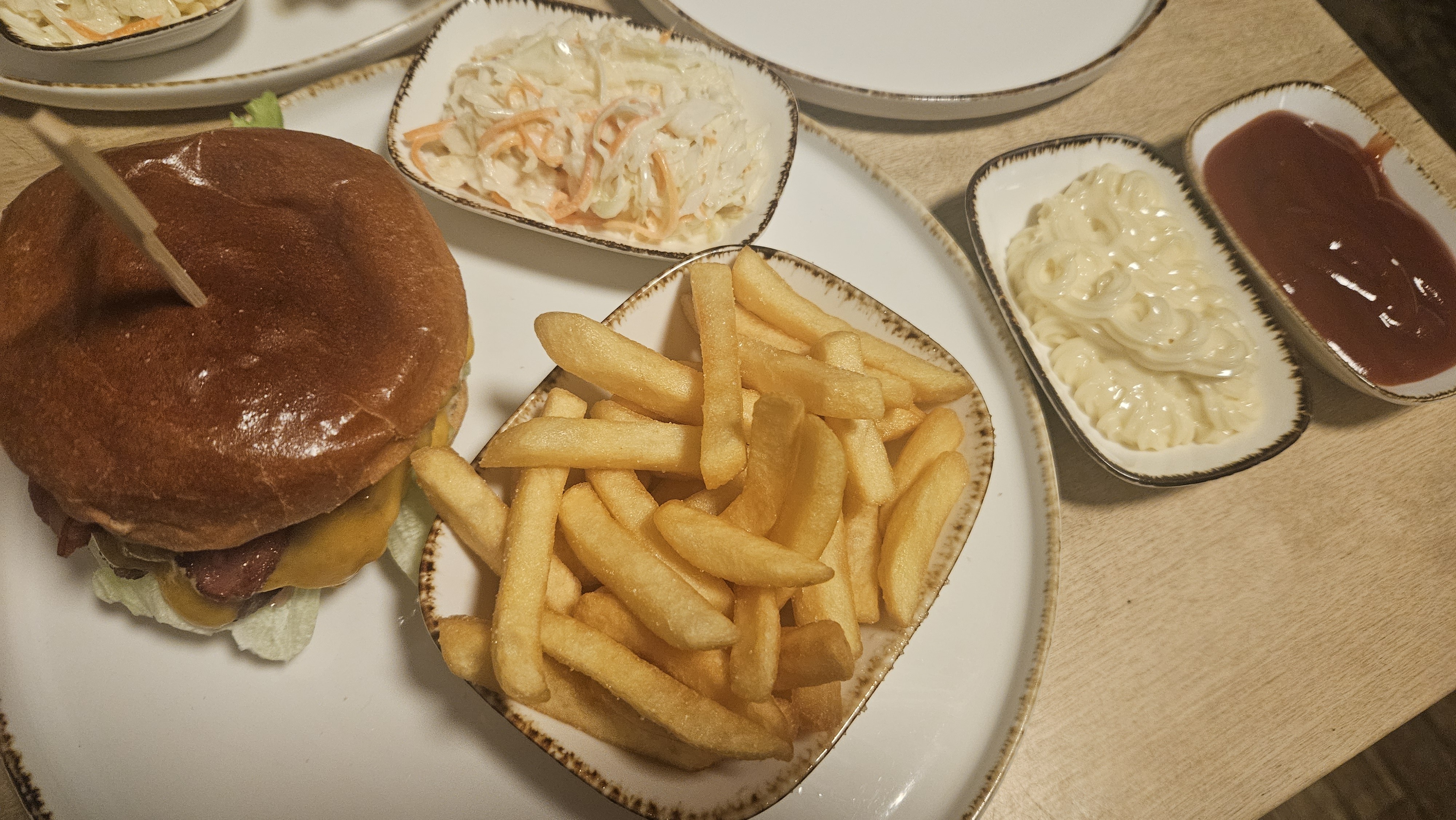 Burger met friet en salade