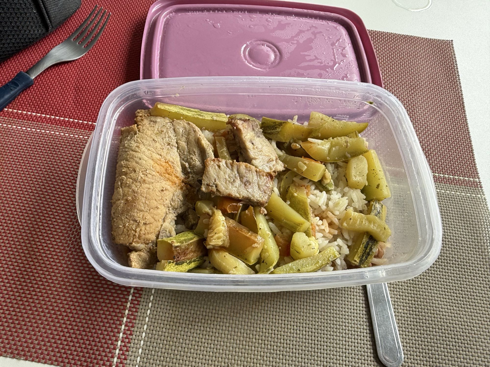 Peixe com arroz e legumes