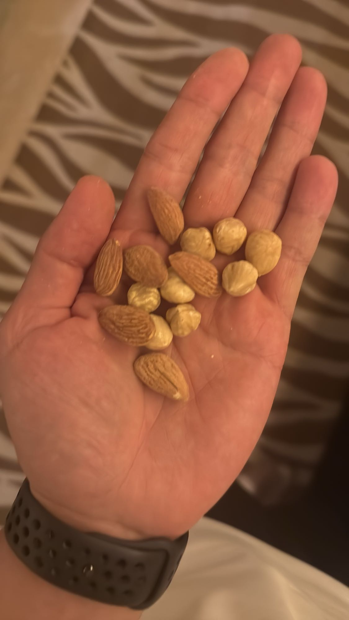 горсть орехов