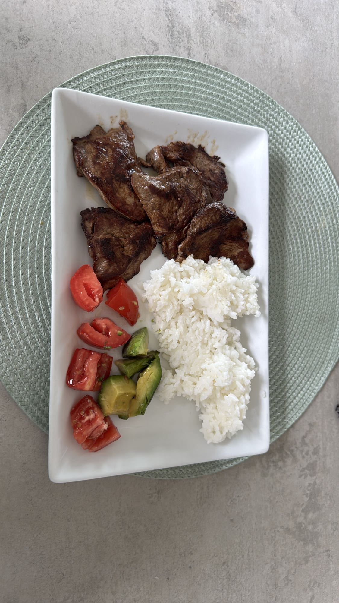 Carne con arroz y ensalada
