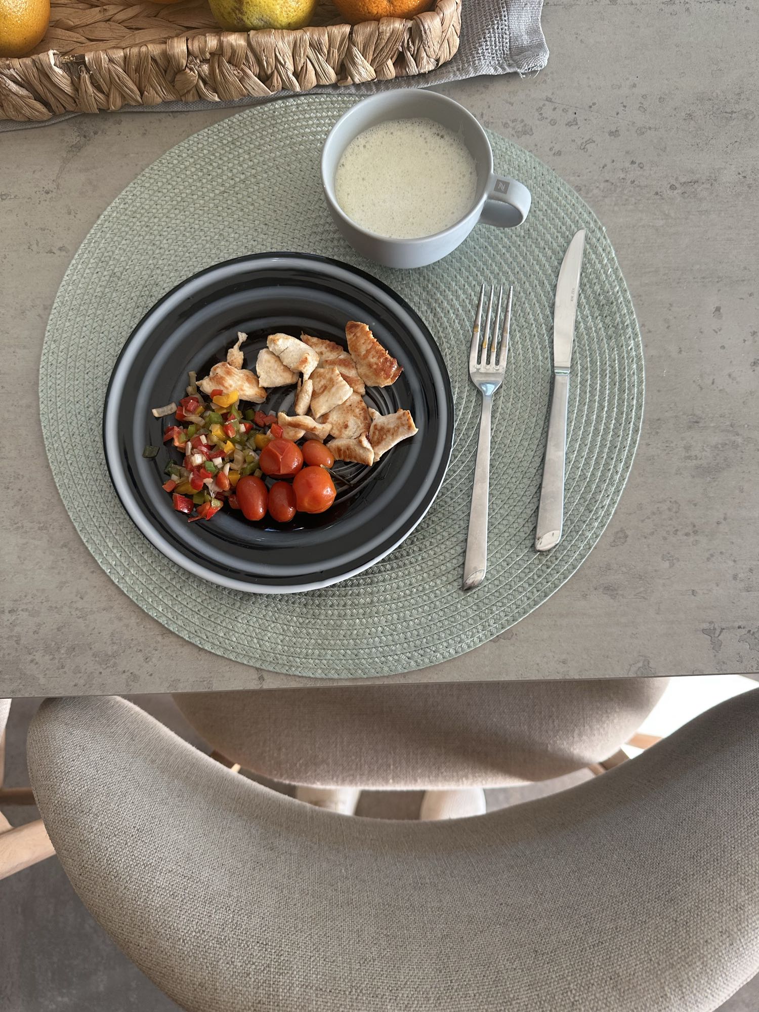 Pollo con verduras y bebida