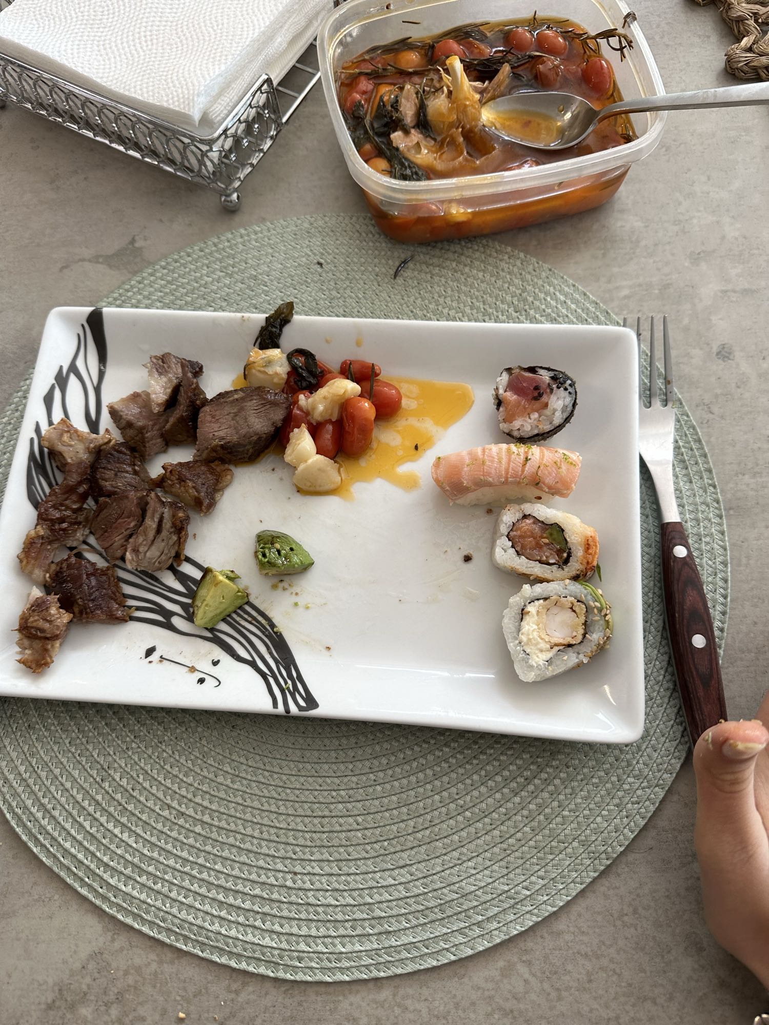 Carne, sushi y vegetales