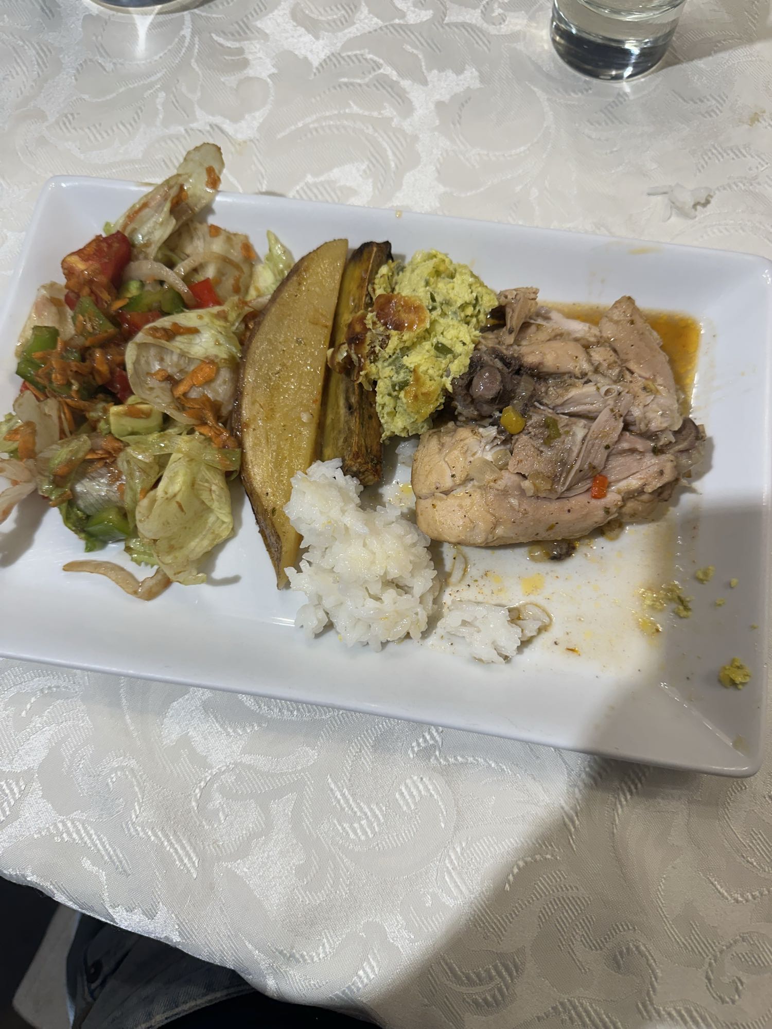 Pollo con arroz y ensalada