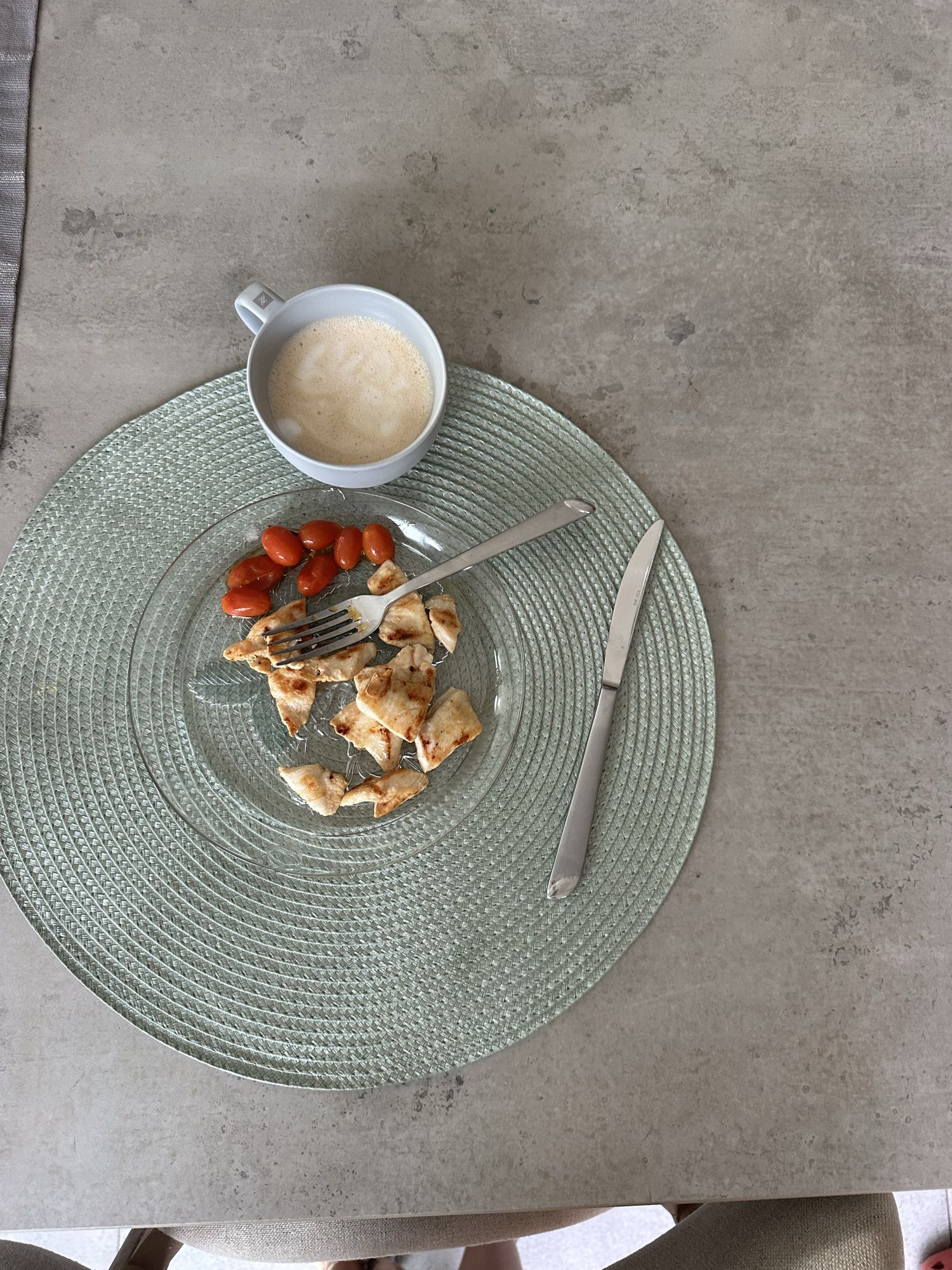 Pollo con tomates y café