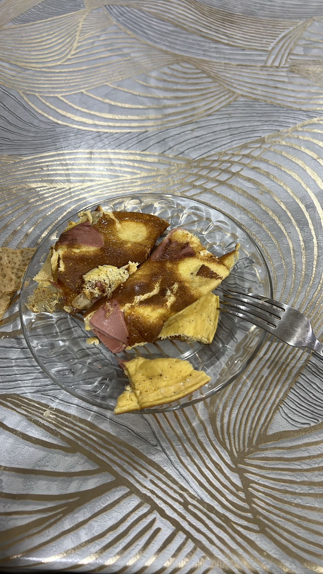 Омлет с колбасой и хлебом